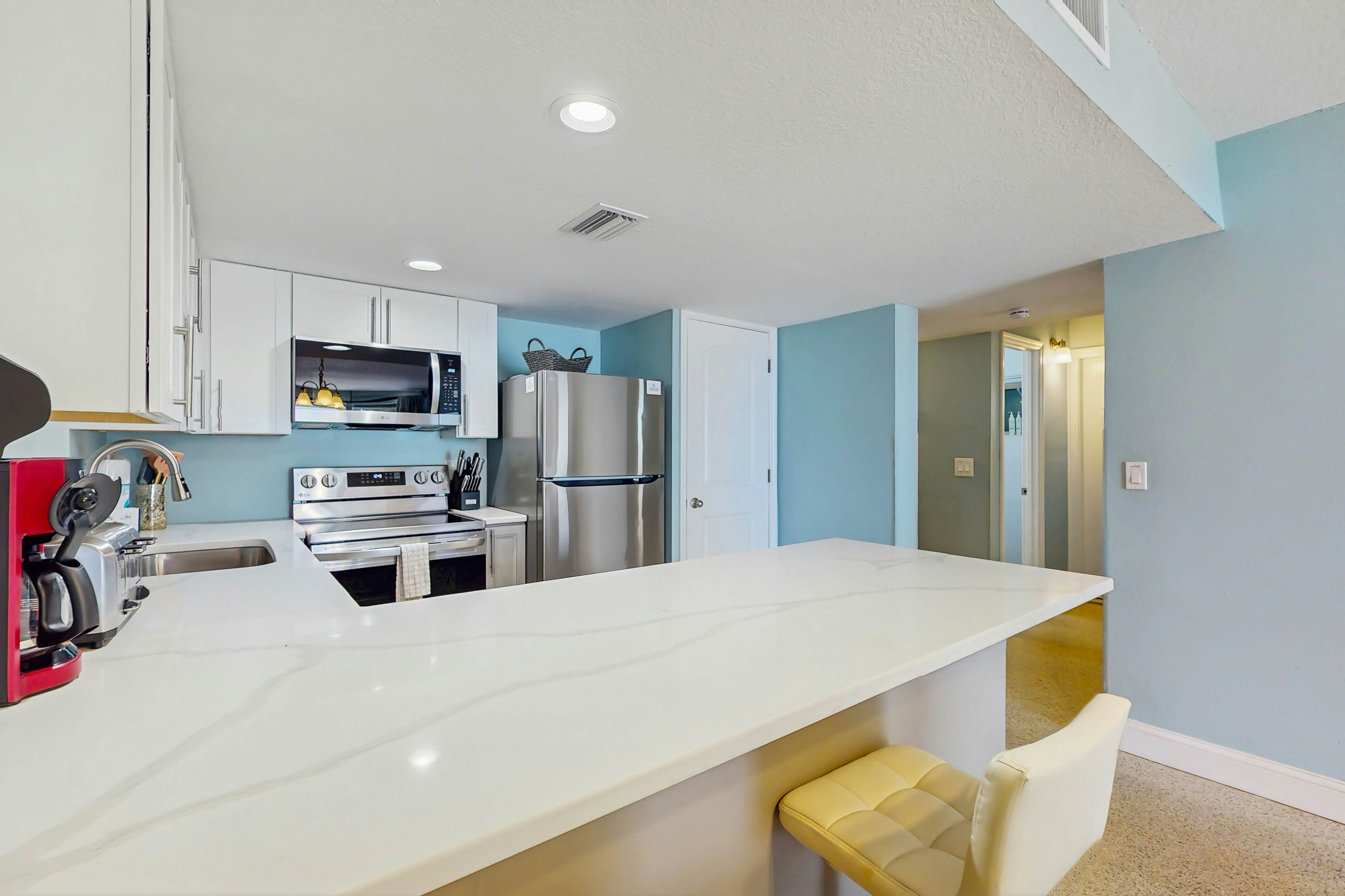 1st-floor, beachfront condo with 2 kayaks & outdoor pool - dog-friendly