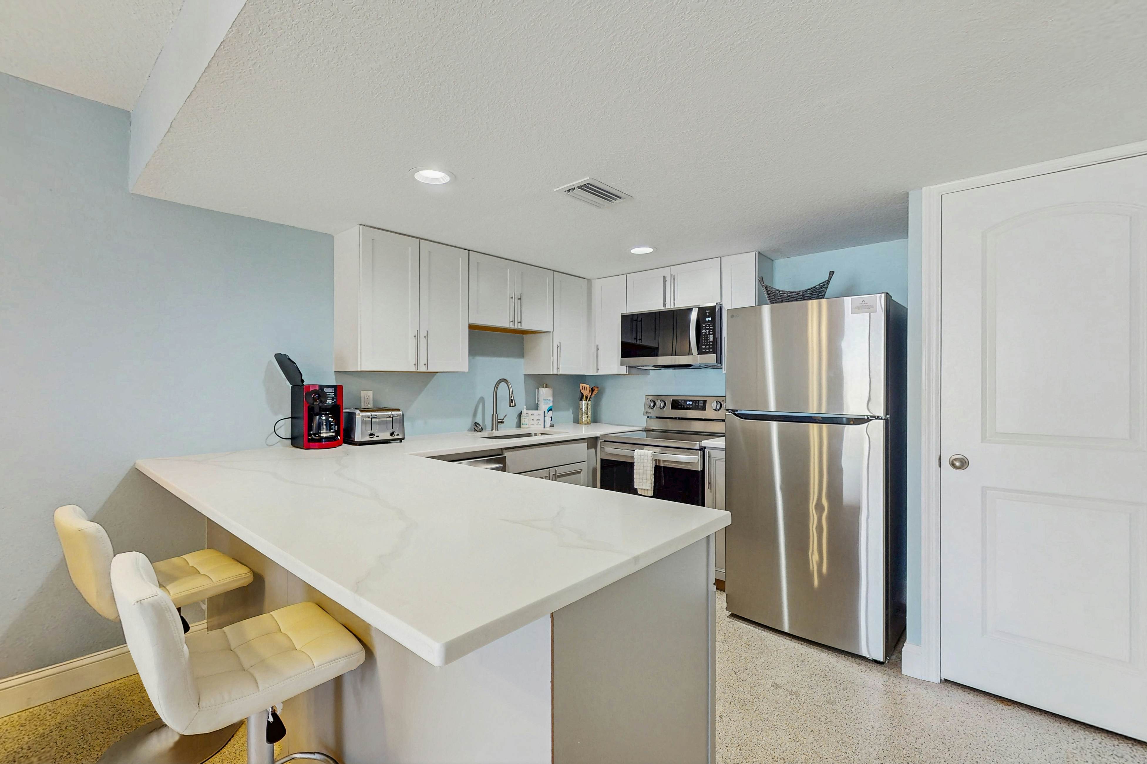 1st-floor, beachfront condo with 2 kayaks & outdoor pool - dog-friendly