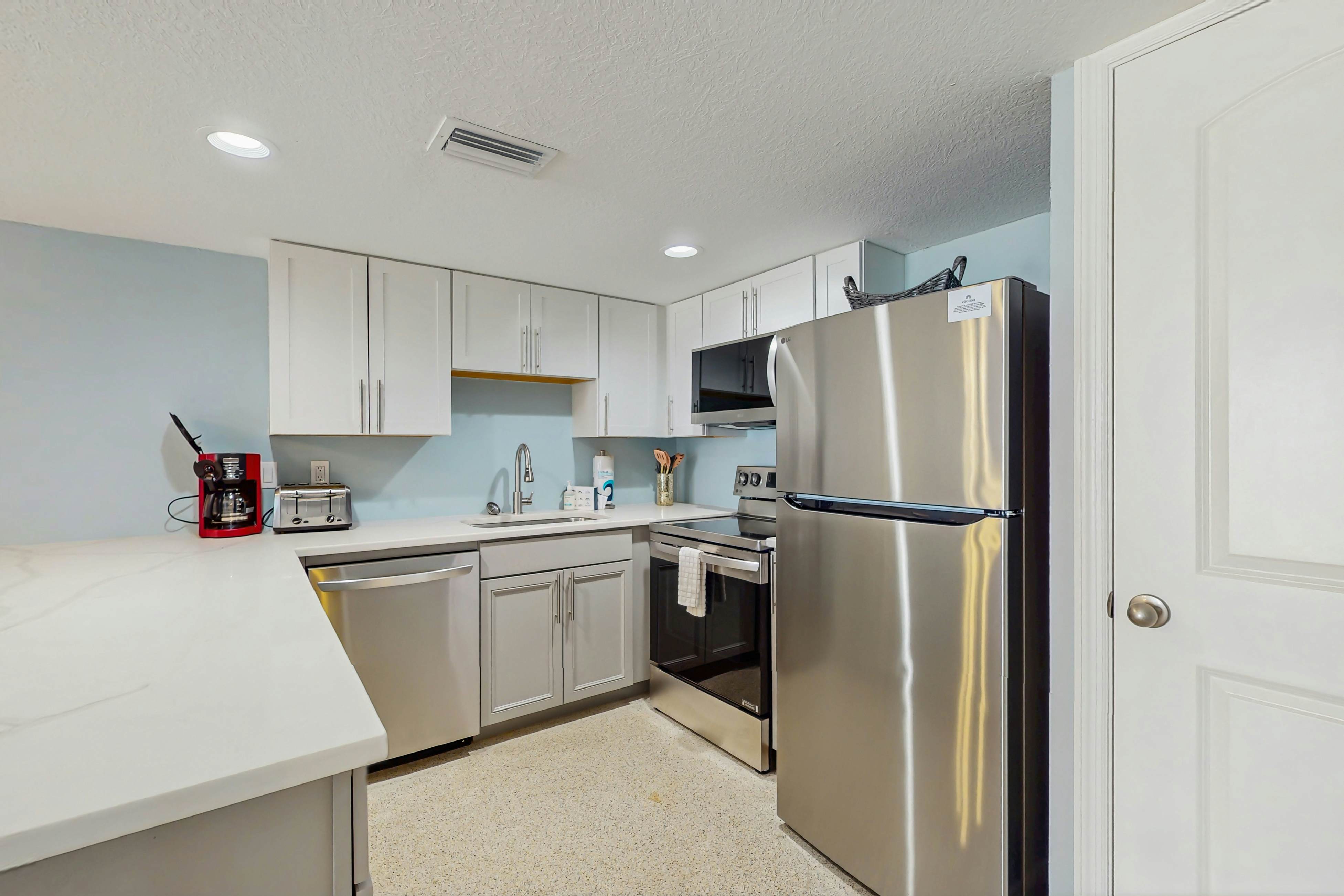 1st-floor, beachfront condo with 2 kayaks & outdoor pool - dog-friendly