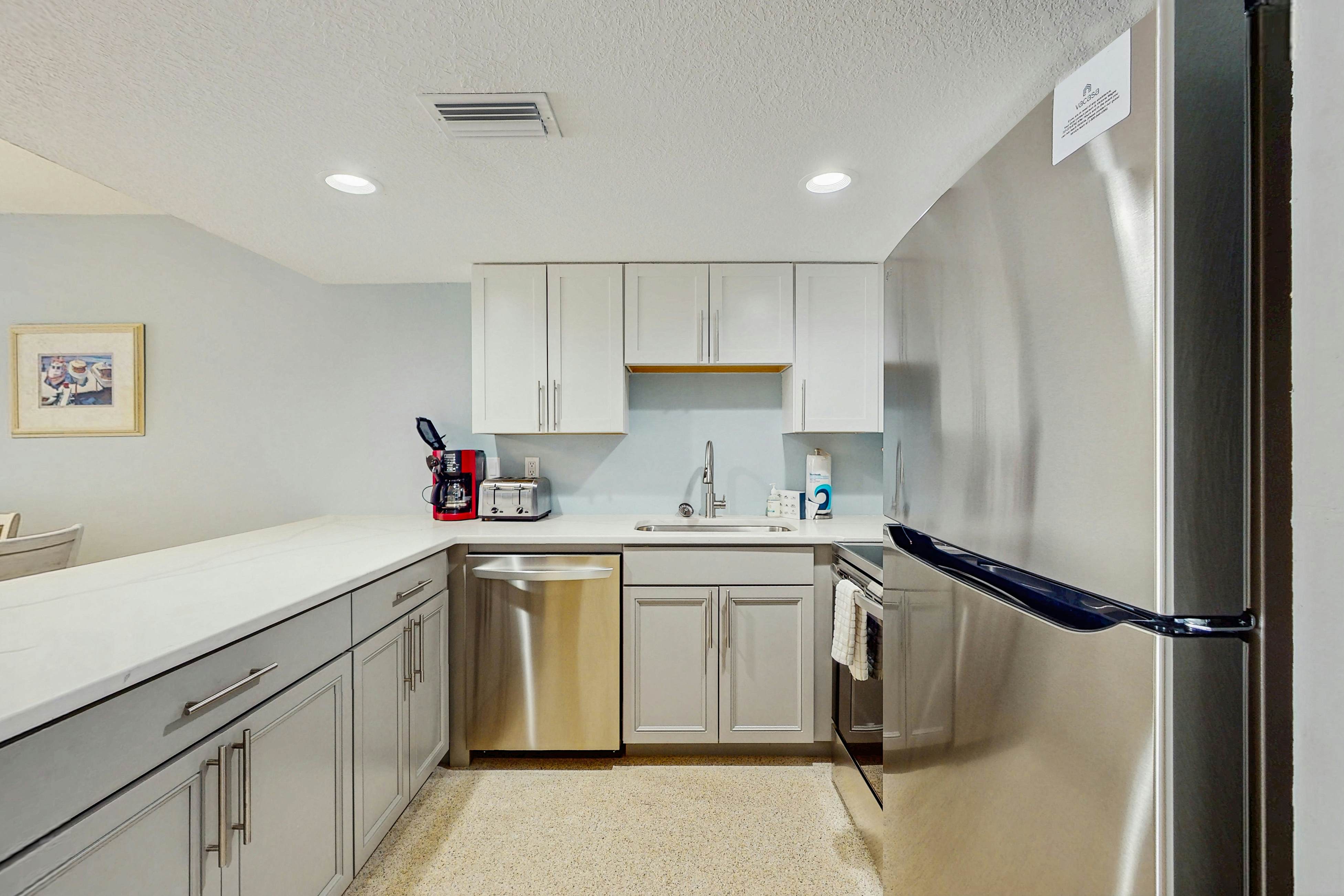 1st-floor, beachfront condo with 2 kayaks & outdoor pool - dog-friendly