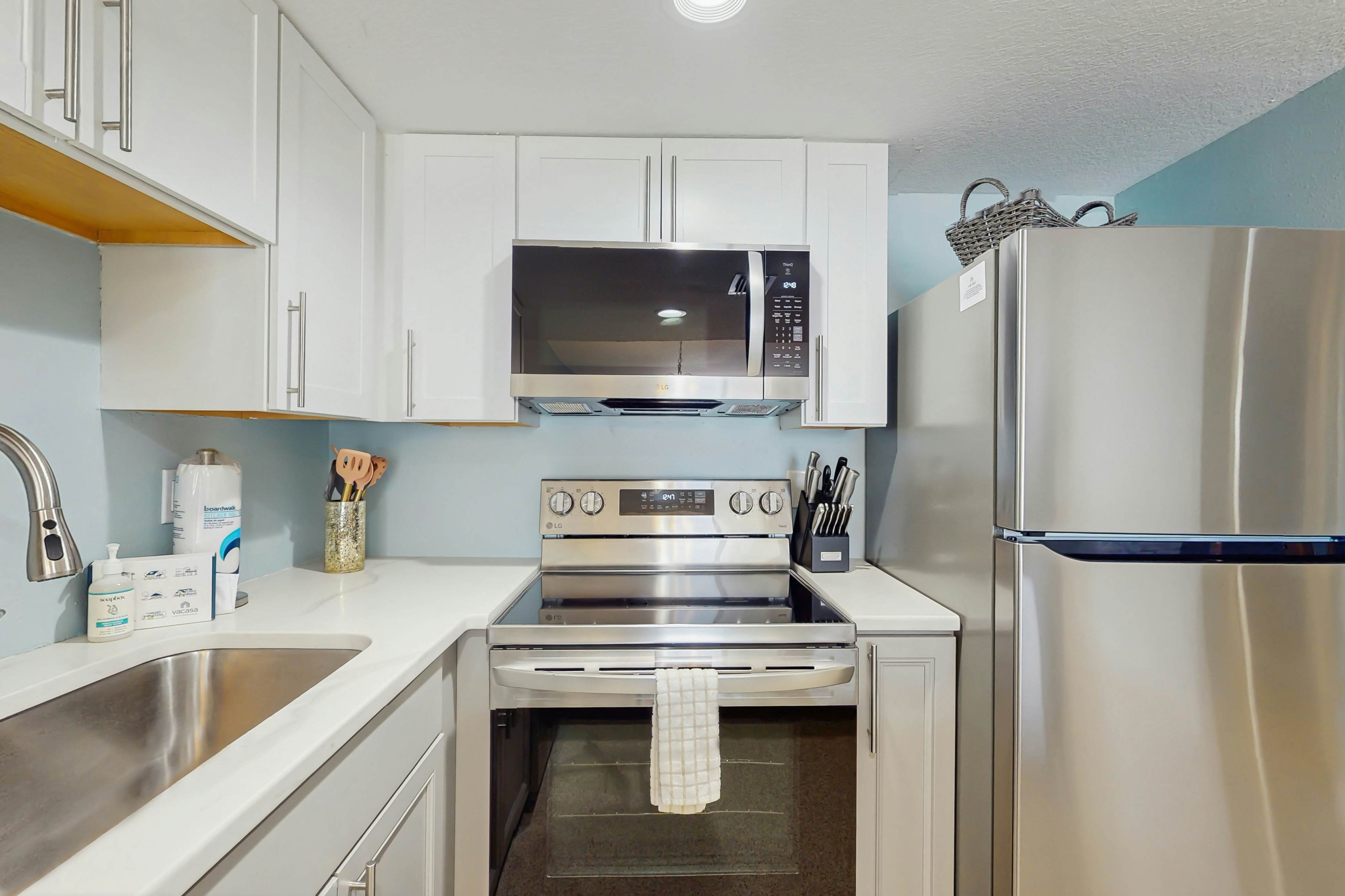 1st-floor, beachfront condo with 2 kayaks & outdoor pool - dog-friendly