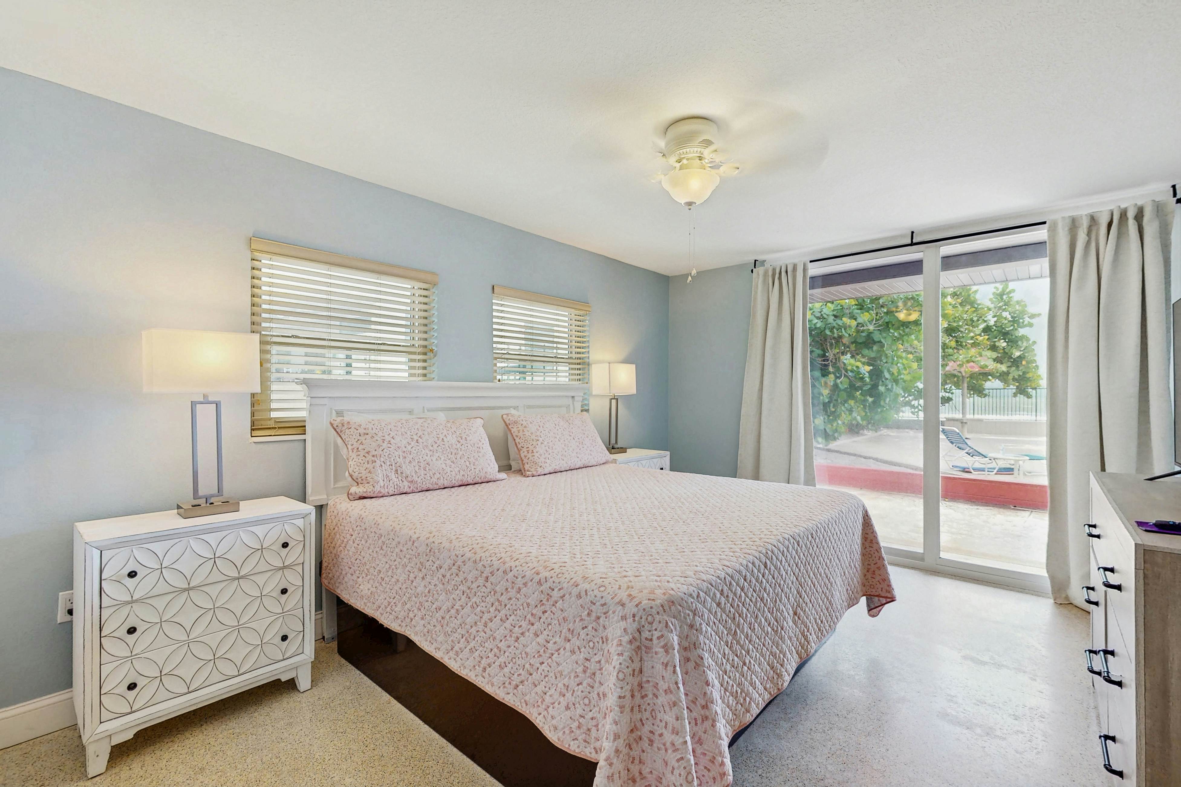 1st-floor, beachfront condo with 2 kayaks & outdoor pool - dog-friendly