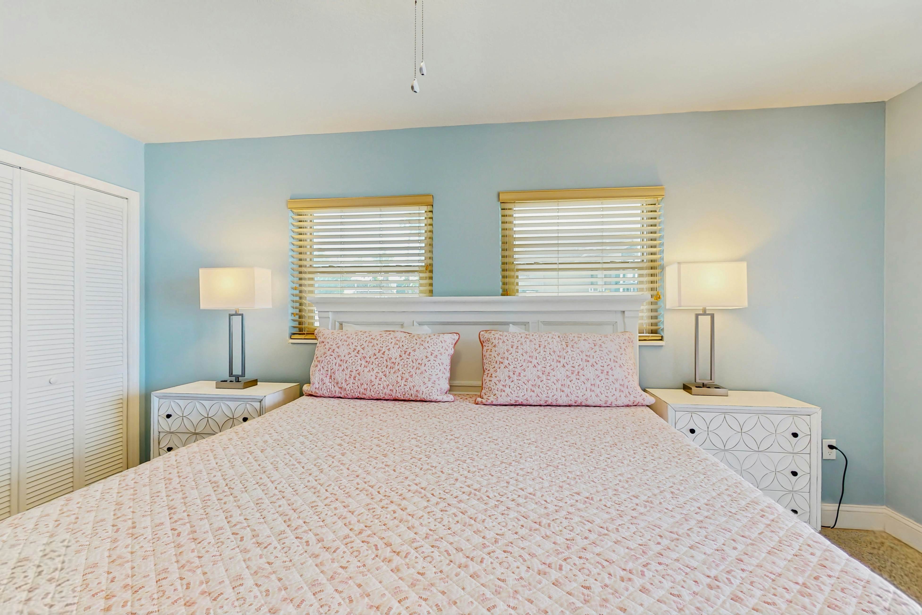 1st-floor, beachfront condo with 2 kayaks & outdoor pool - dog-friendly