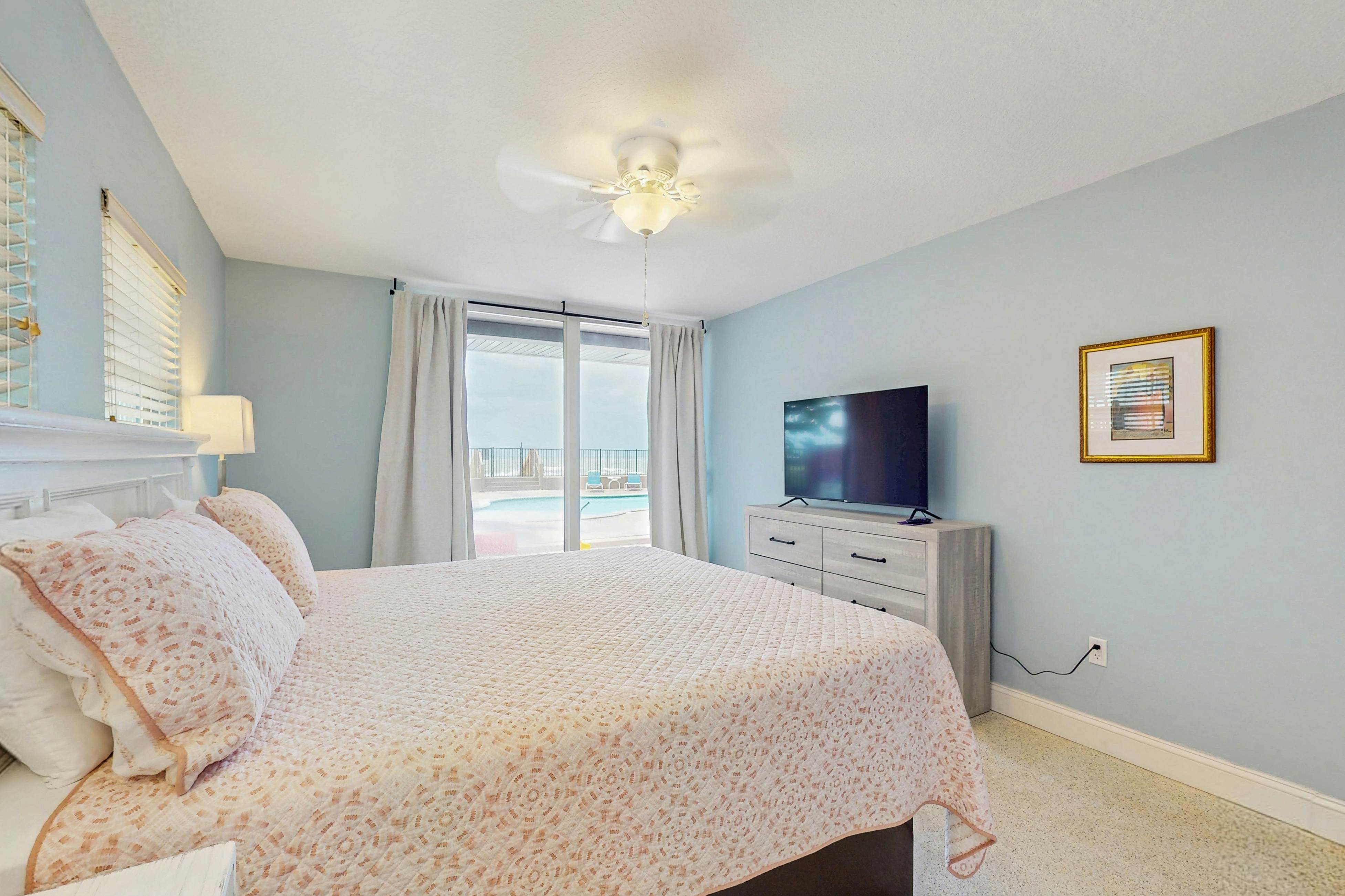 1st-floor, beachfront condo with 2 kayaks & outdoor pool - dog-friendly