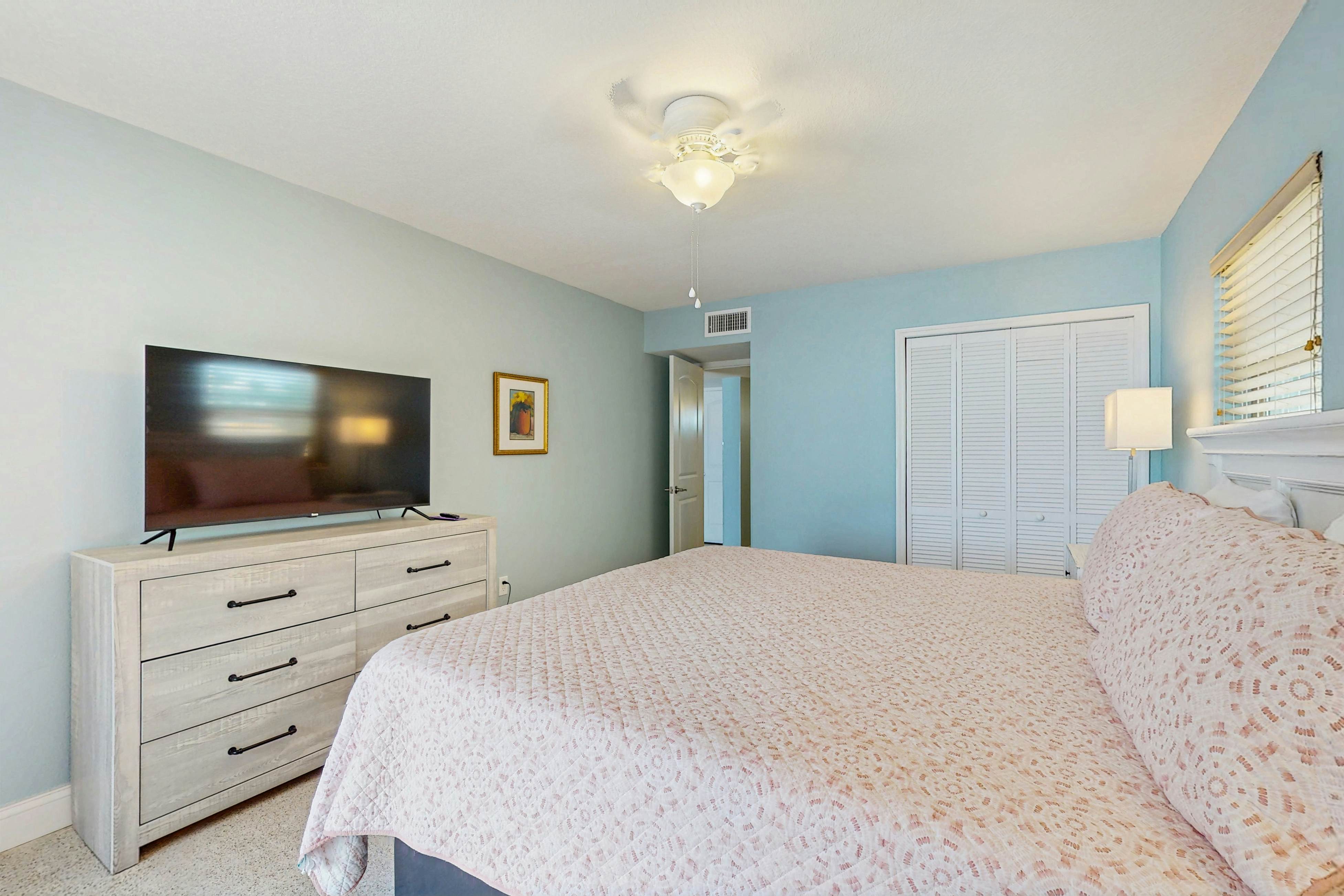 1st-floor, beachfront condo with 2 kayaks & outdoor pool - dog-friendly