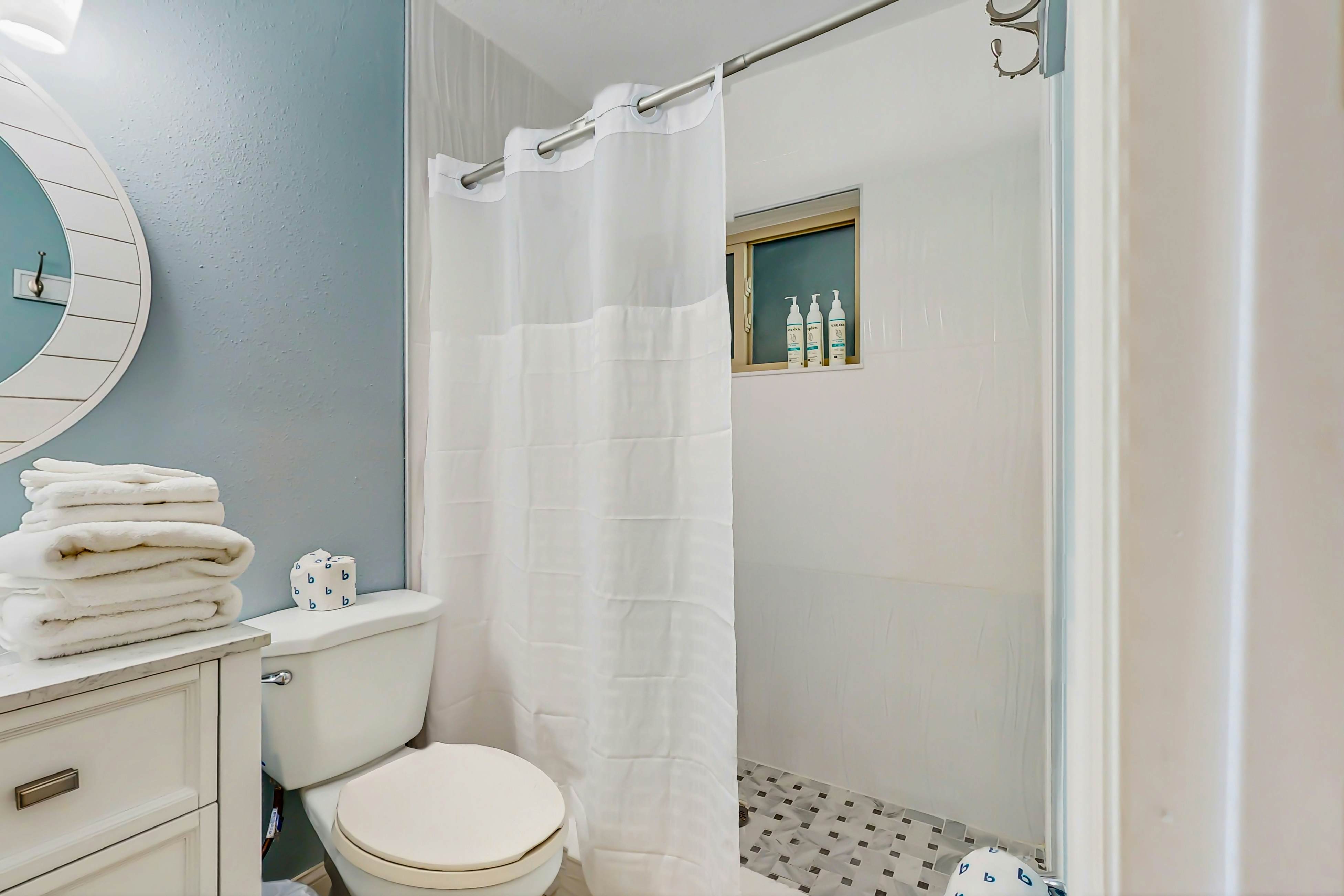 1st-floor, beachfront condo with 2 kayaks & outdoor pool - dog-friendly