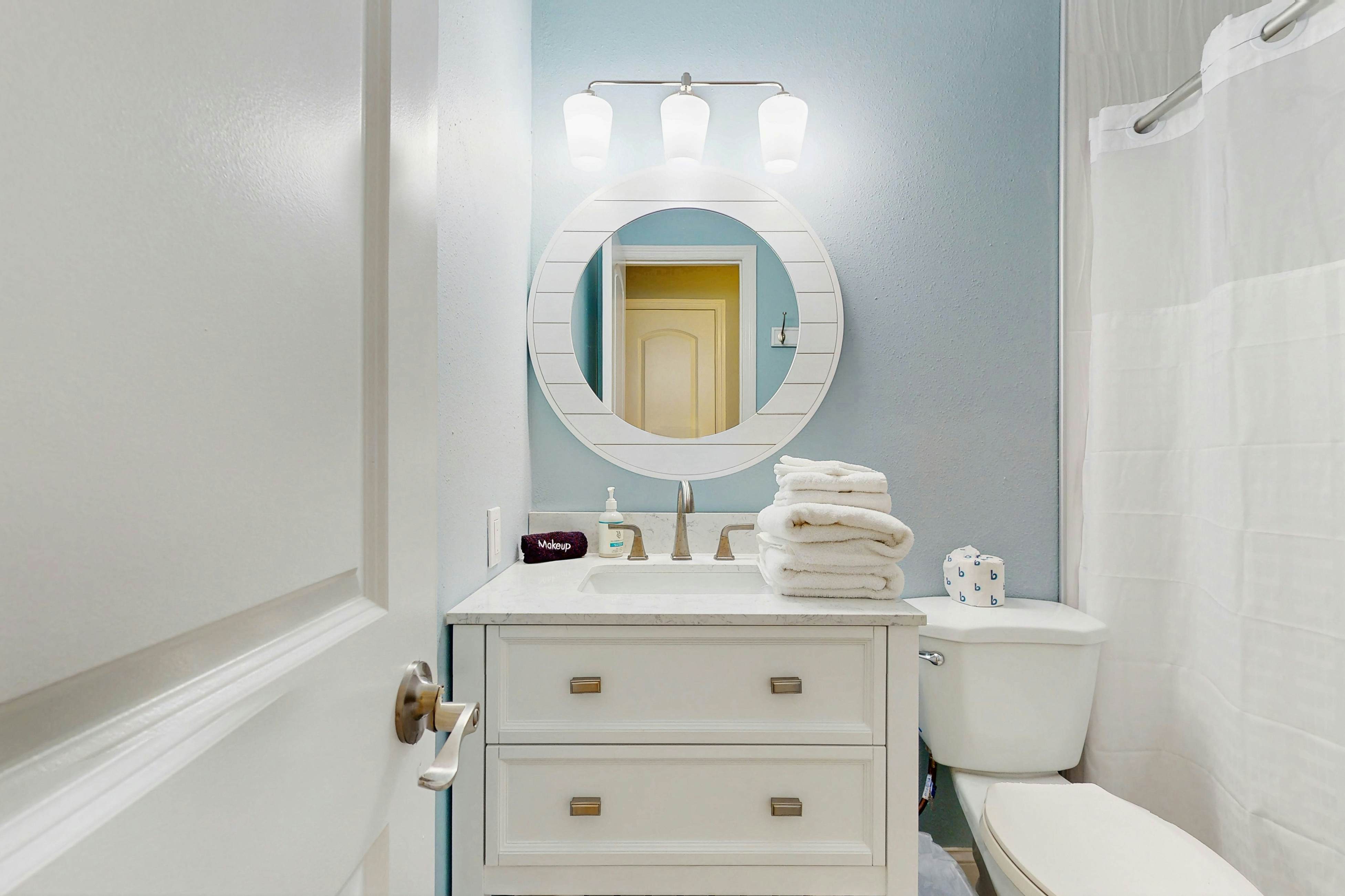 1st-floor, beachfront condo with 2 kayaks & outdoor pool - dog-friendly