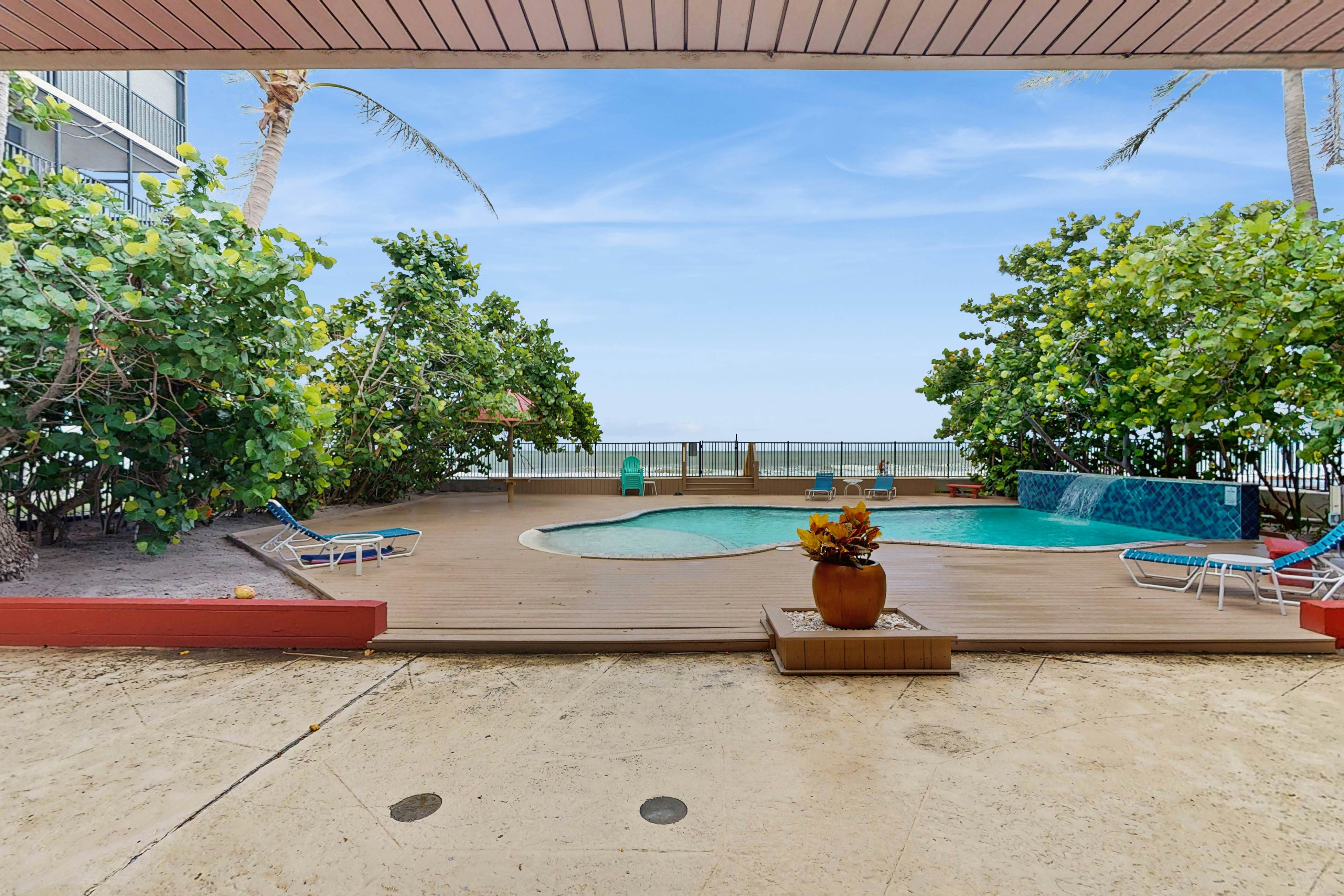 1st-floor, beachfront condo with 2 kayaks & outdoor pool - dog-friendly