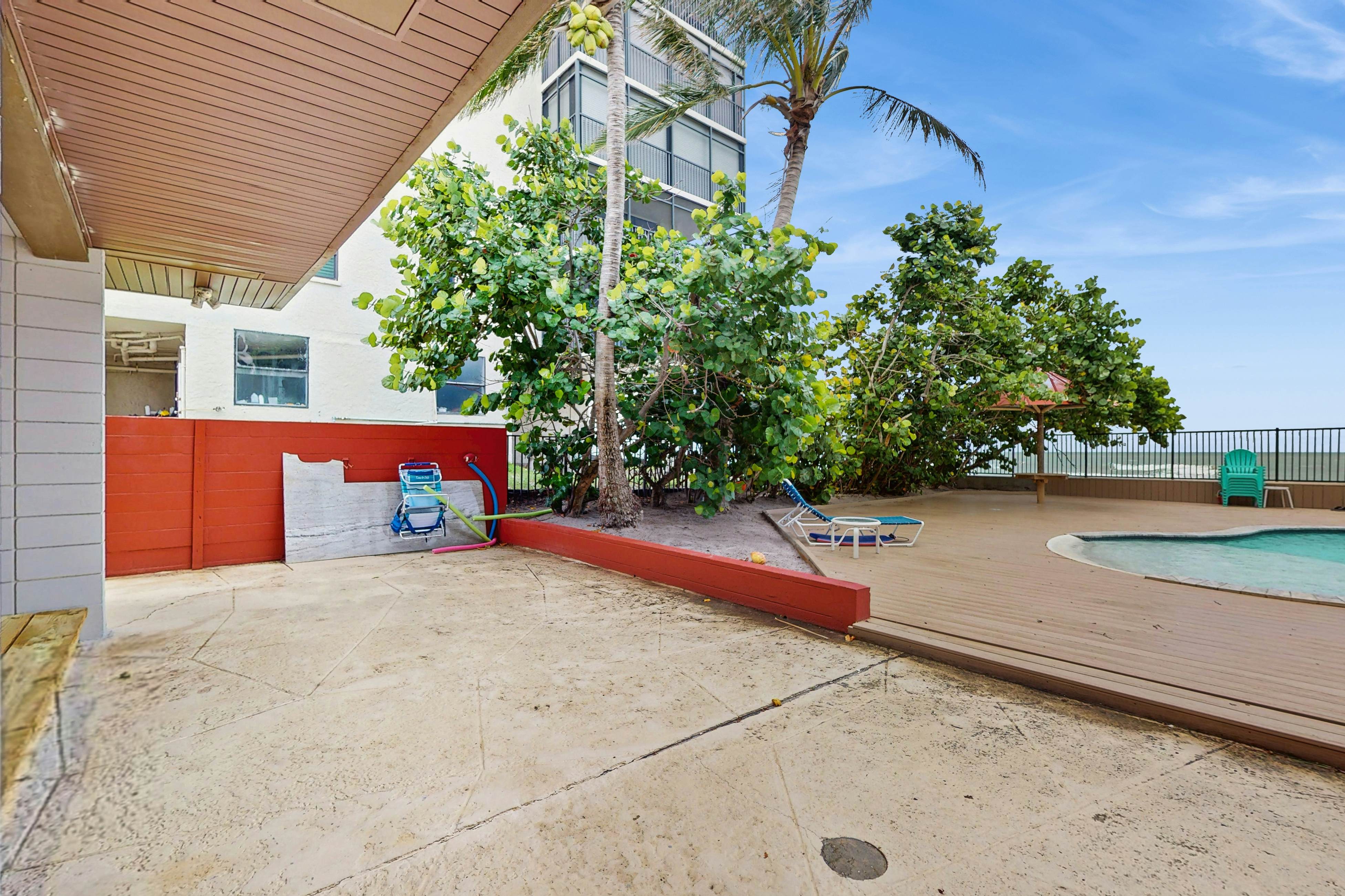 1st-floor, beachfront condo with 2 kayaks & outdoor pool - dog-friendly