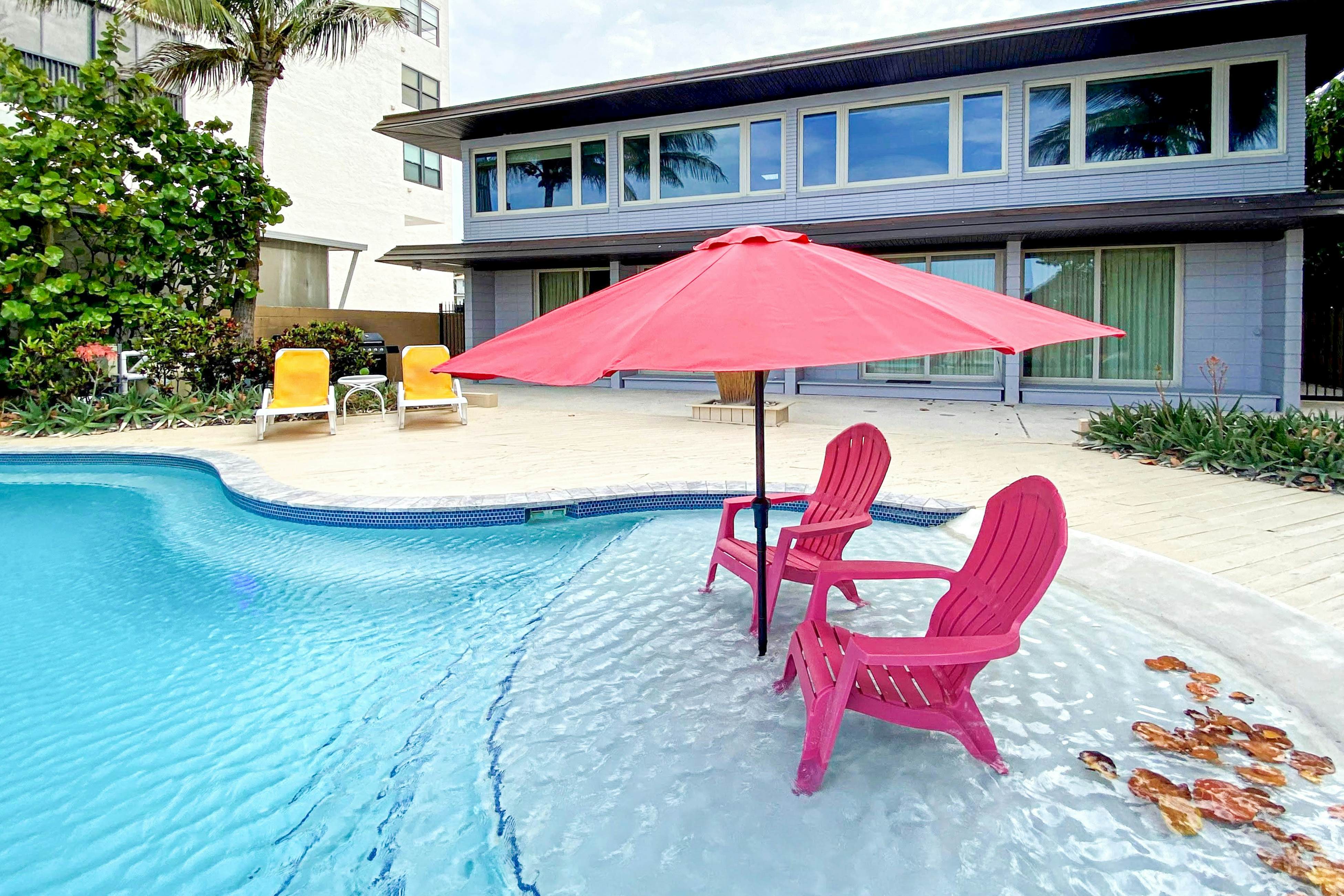 1st-floor, beachfront condo with 2 kayaks & outdoor pool - dog-friendly