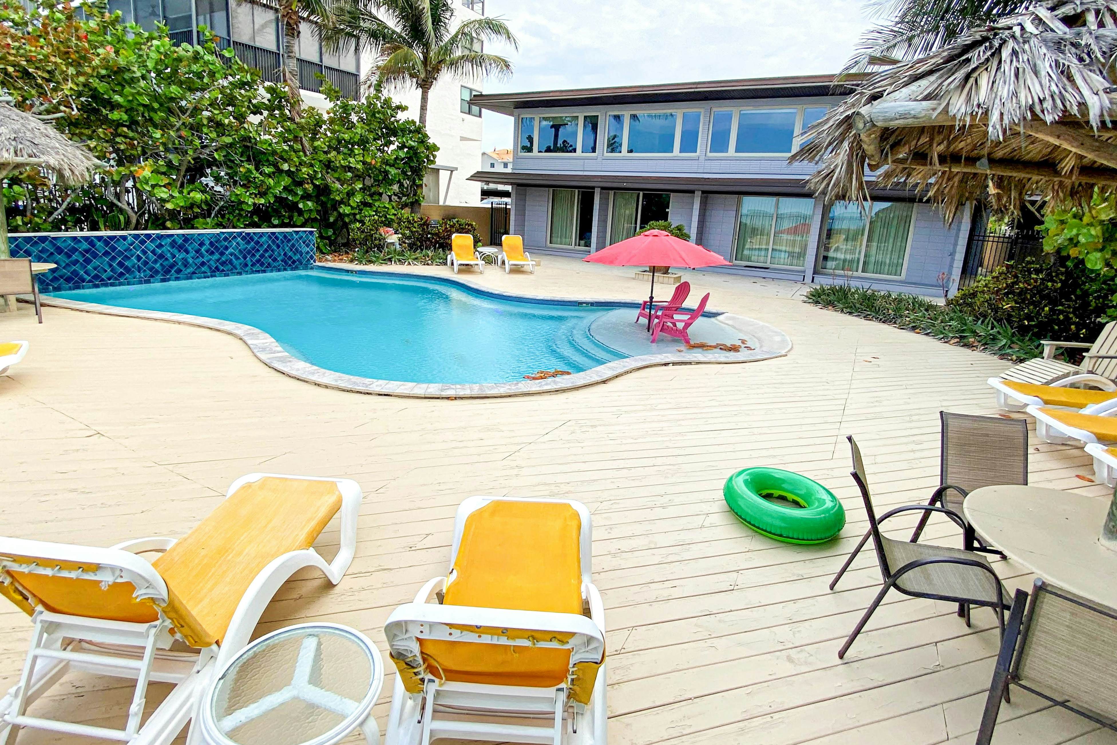 1st-floor, beachfront condo with 2 kayaks & outdoor pool - dog-friendly