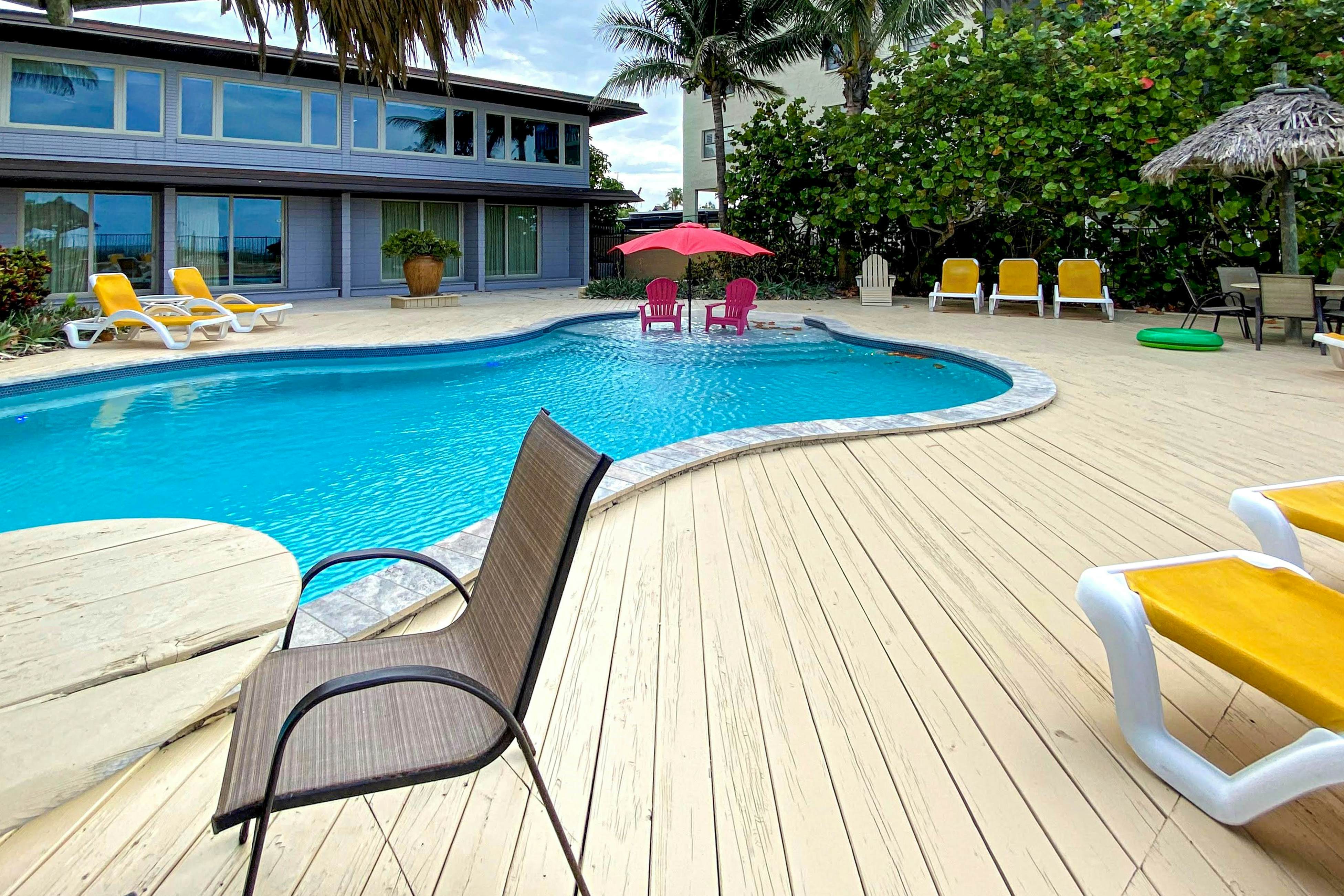 1st-floor, beachfront condo with 2 kayaks & outdoor pool - dog-friendly
