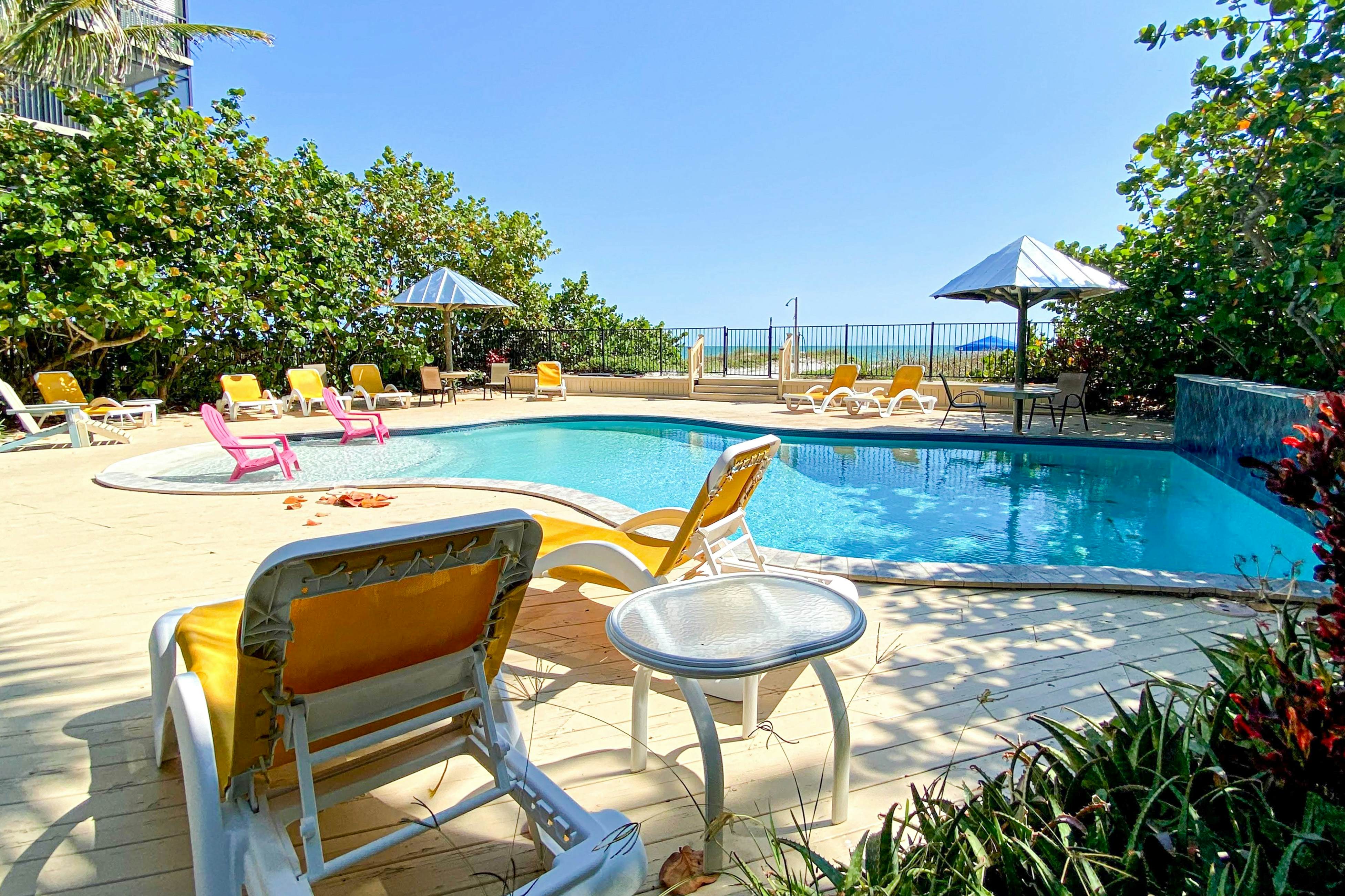 1st-floor, beachfront condo with 2 kayaks & outdoor pool - dog-friendly