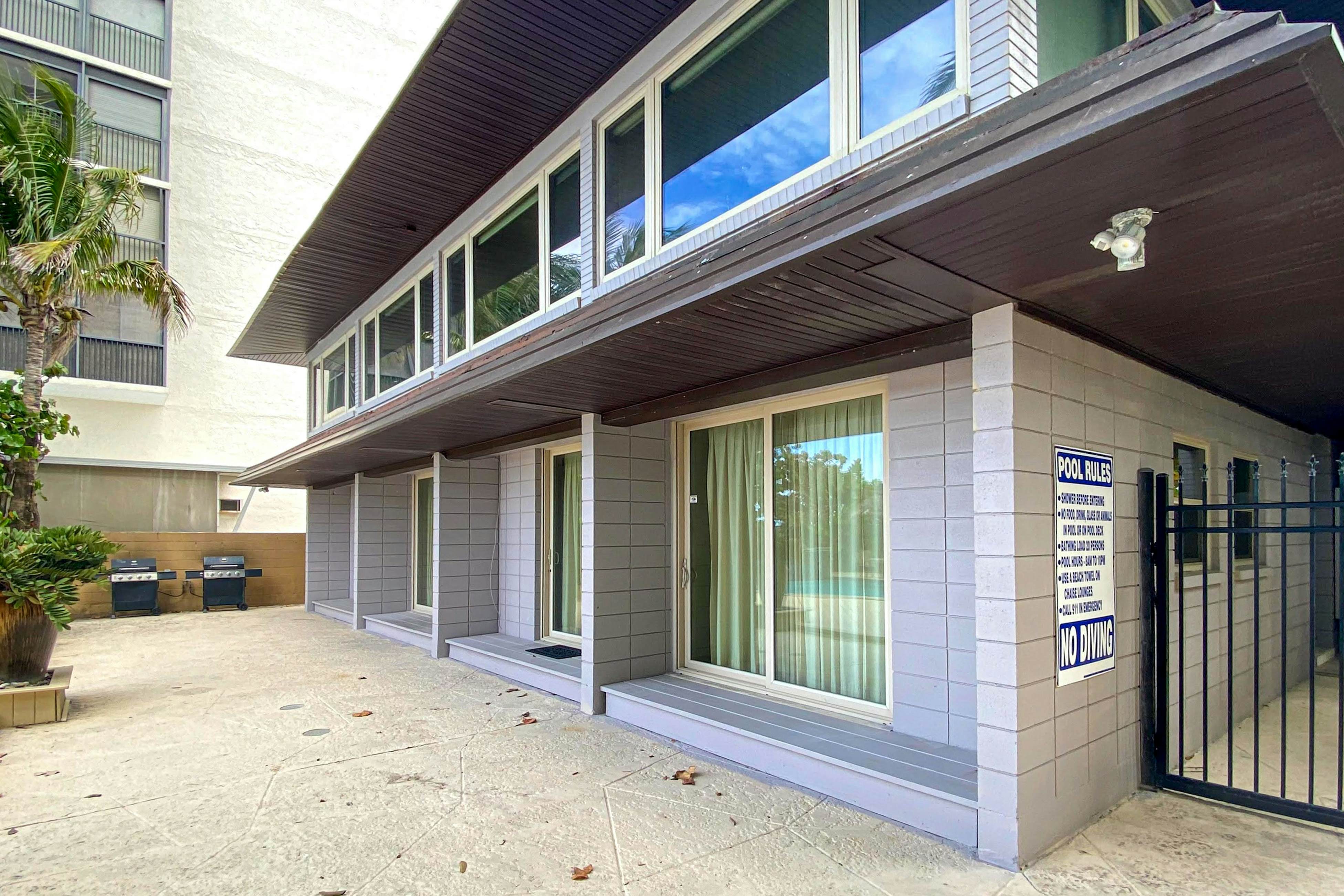 1st-floor, beachfront condo with 2 kayaks & outdoor pool - dog-friendly