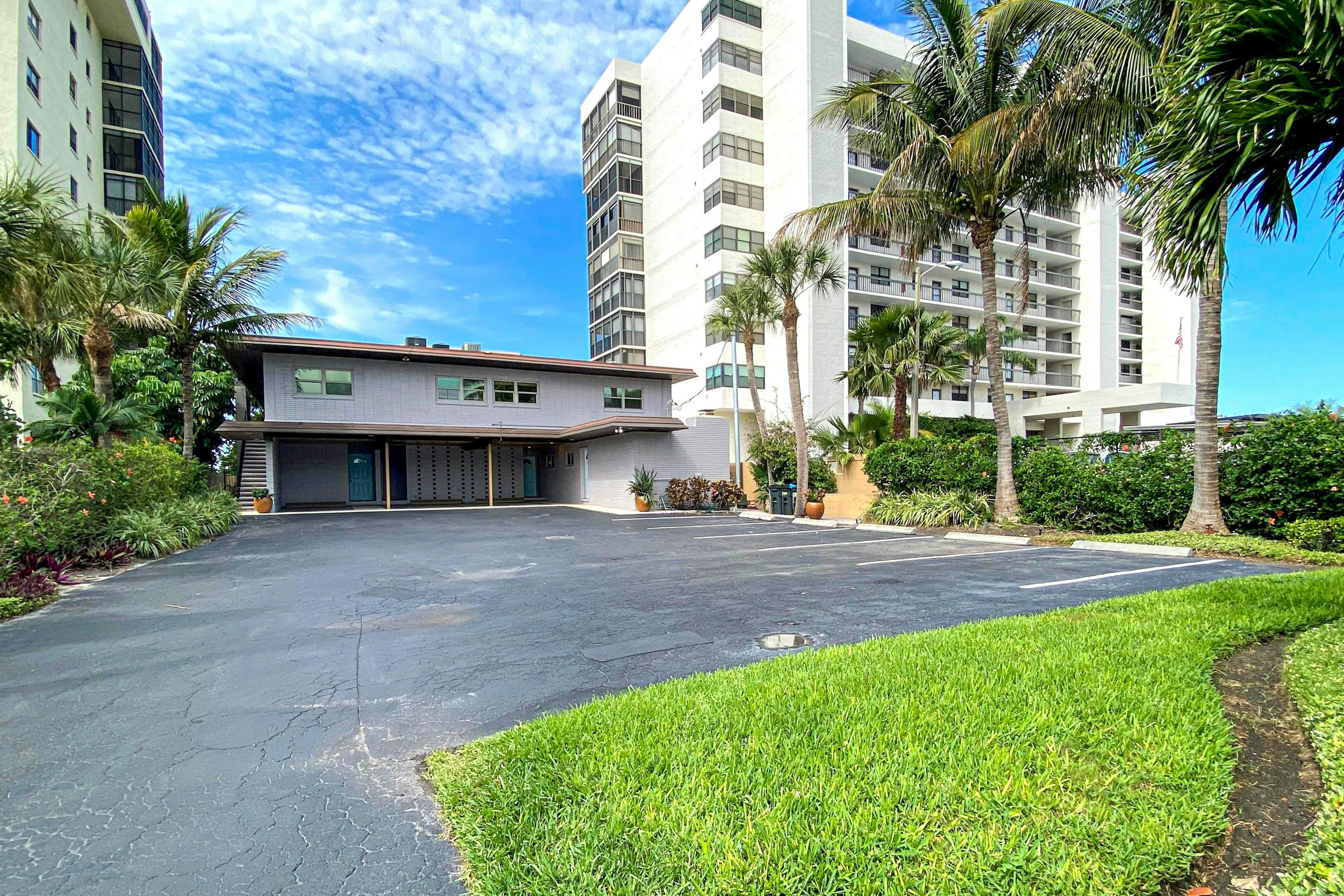 1st-floor, beachfront condo with 2 kayaks & outdoor pool - dog-friendly