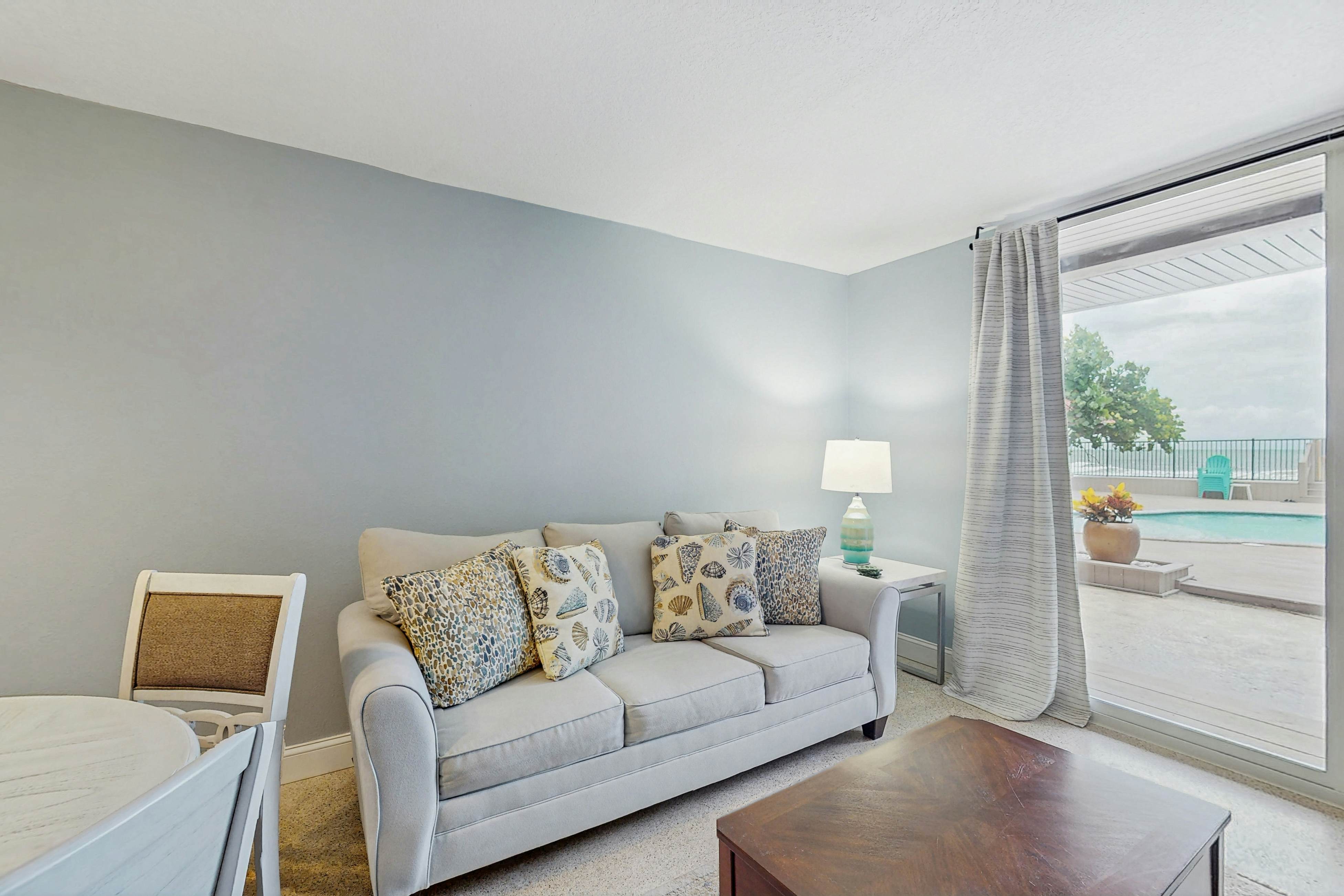 1st-floor, beachfront condo with outdoor pool with views, AC & W/D