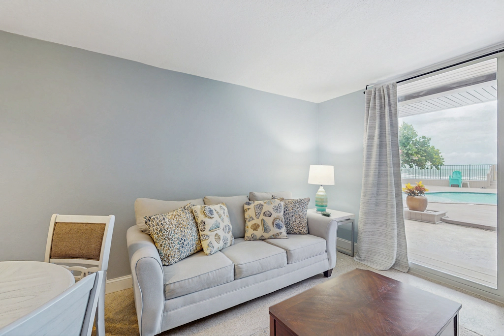 1st floor beachfront condo with outdoor pool with views AC and WD