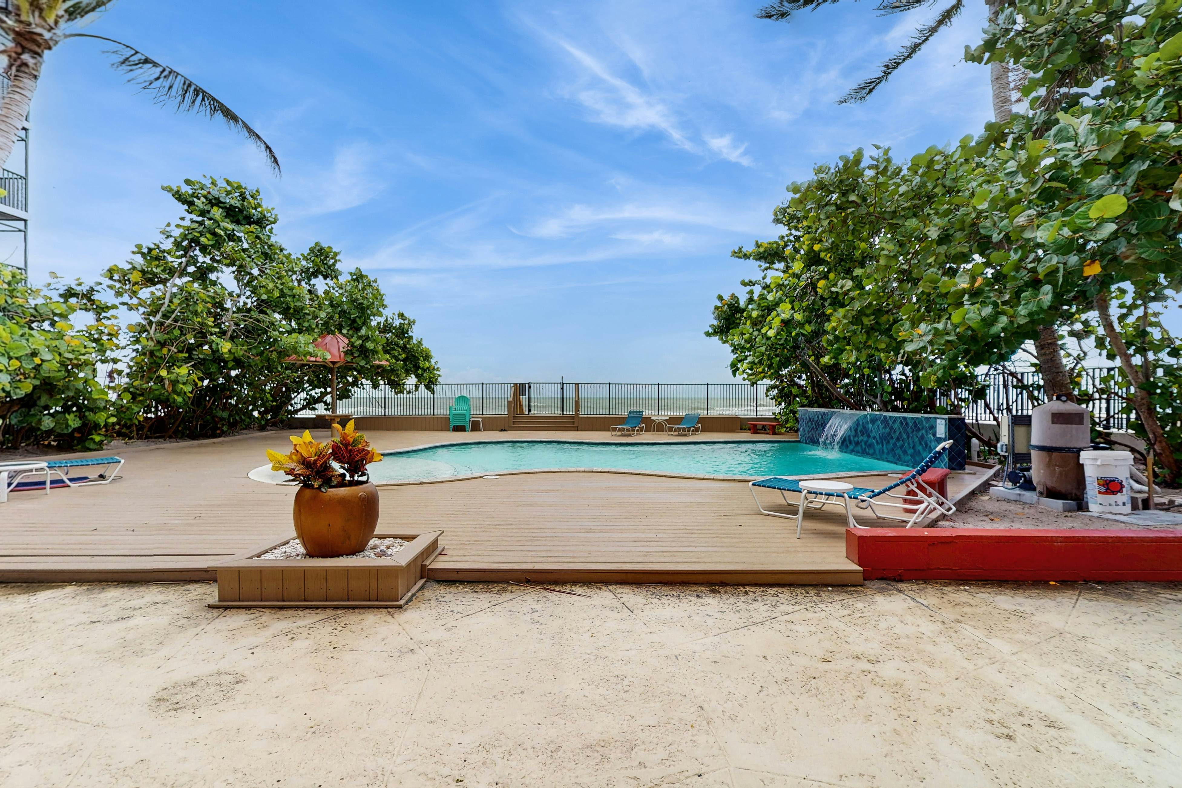 1st-floor, beachfront condo with outdoor pool with views, AC & W/D