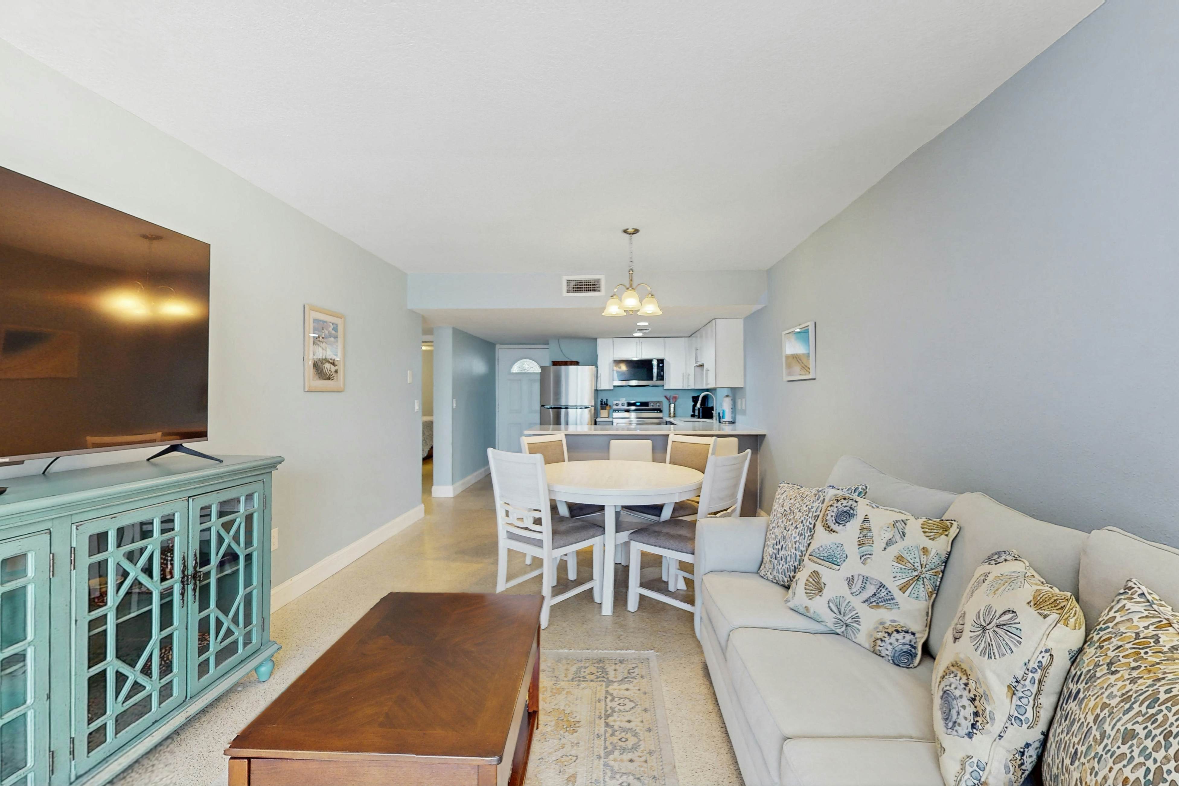 1st-floor, beachfront condo with outdoor pool with views, AC & W/D