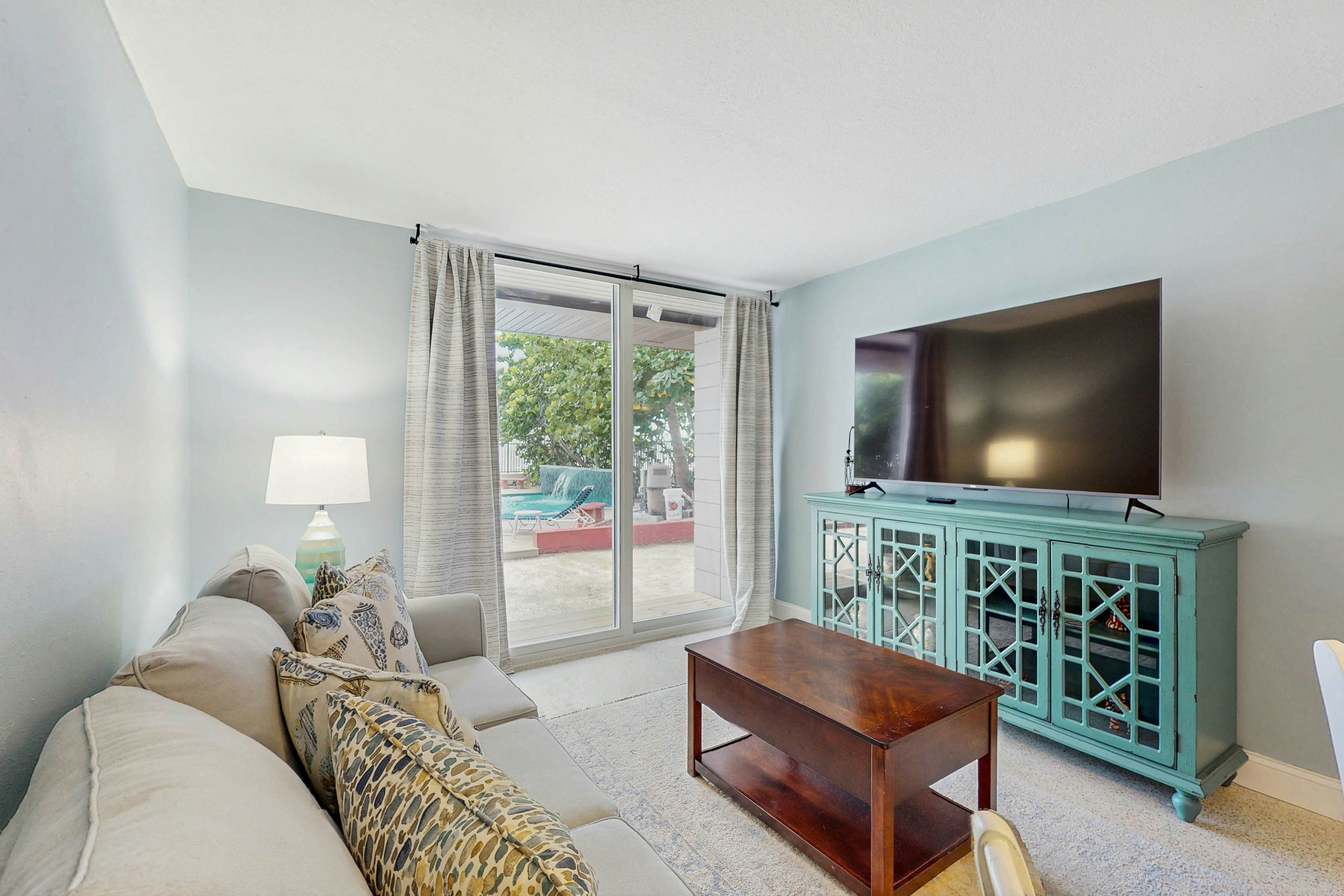 1st-floor, beachfront condo with outdoor pool with views, AC & W/D