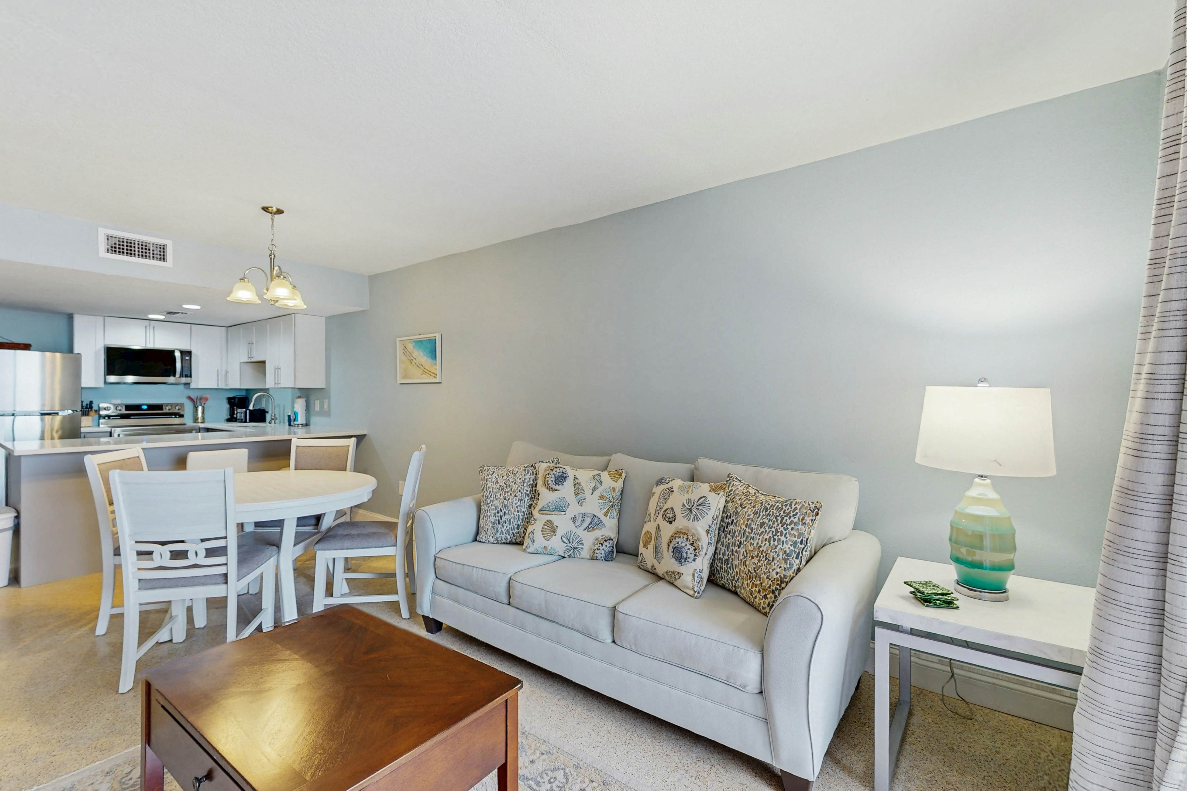 1st-floor, beachfront condo with outdoor pool with views, AC & W/D