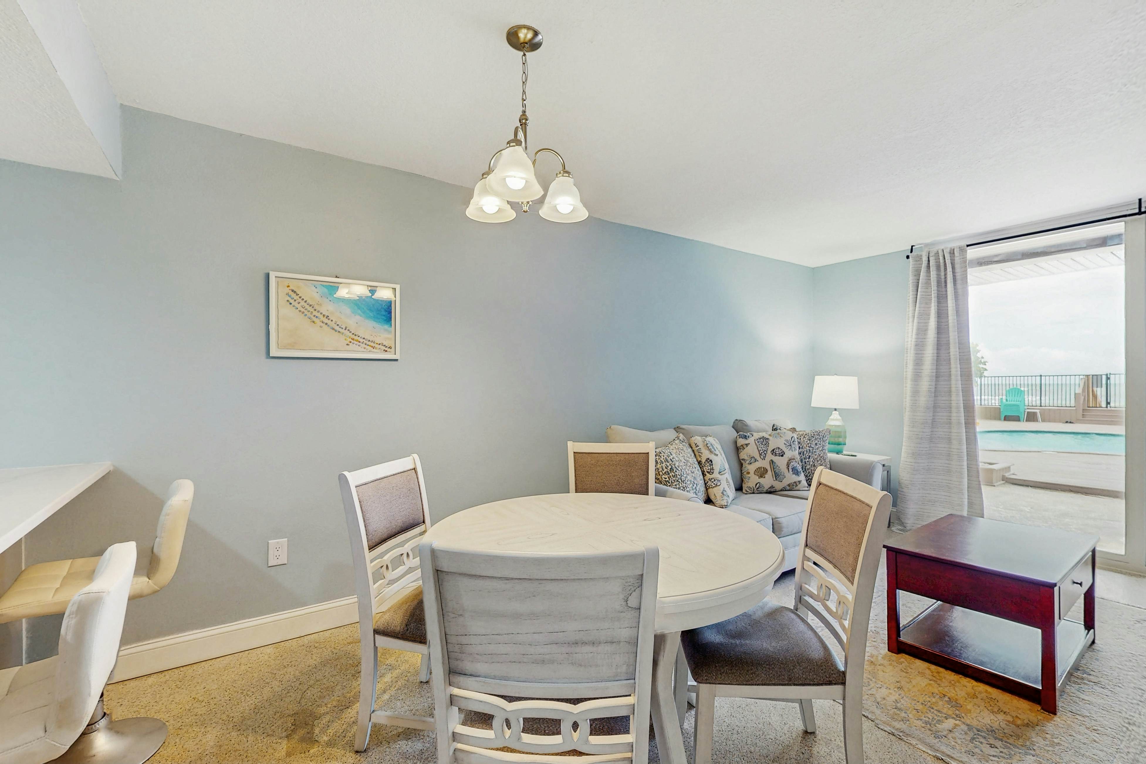 1st-floor, beachfront condo with outdoor pool with views, AC & W/D