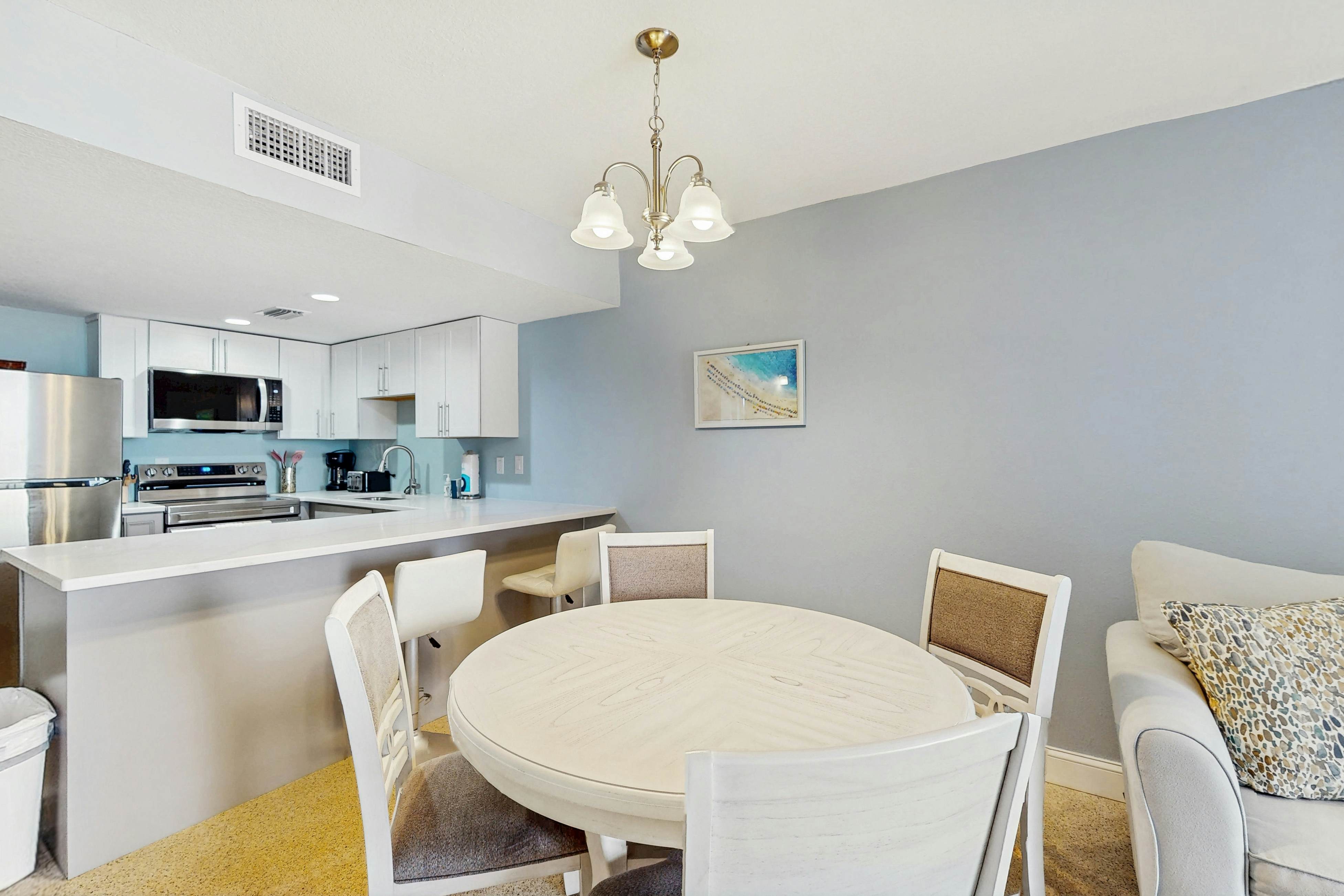 1st-floor, beachfront condo with outdoor pool with views, AC & W/D