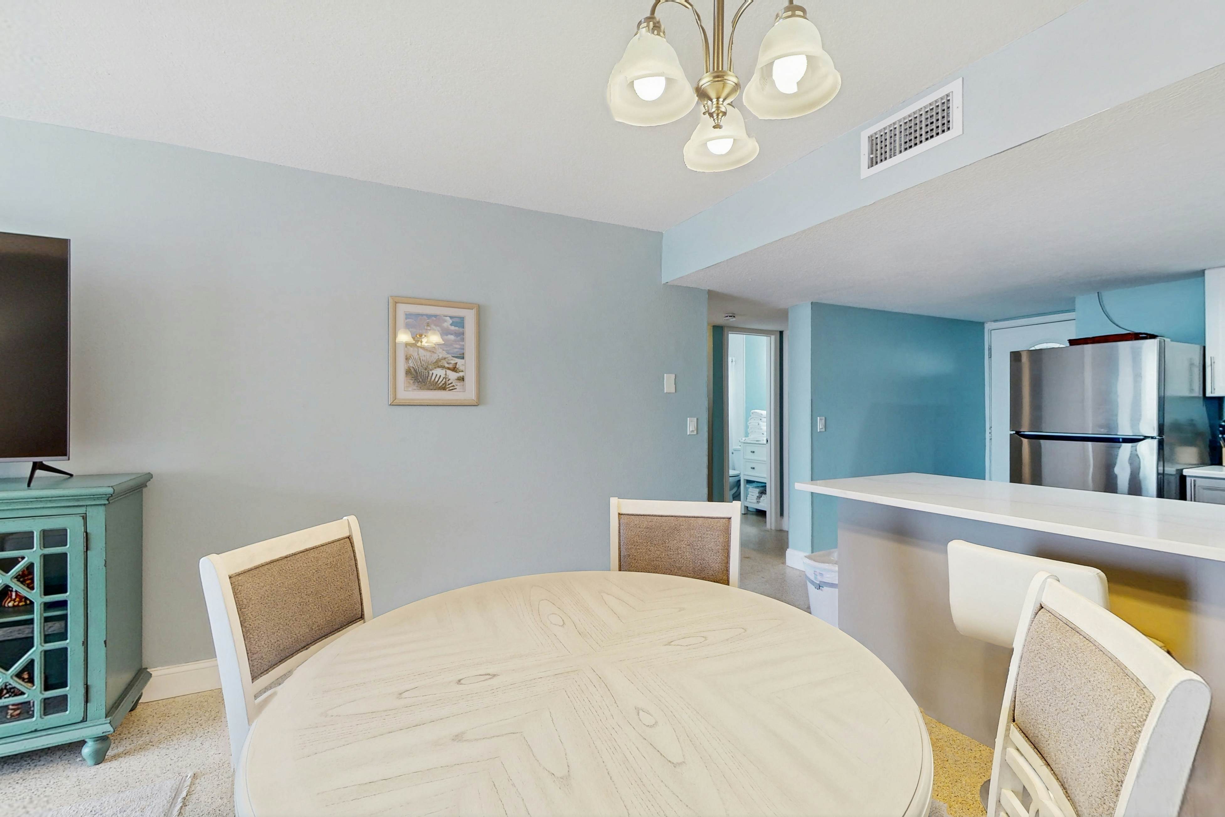 1st-floor, beachfront condo with outdoor pool with views, AC & W/D