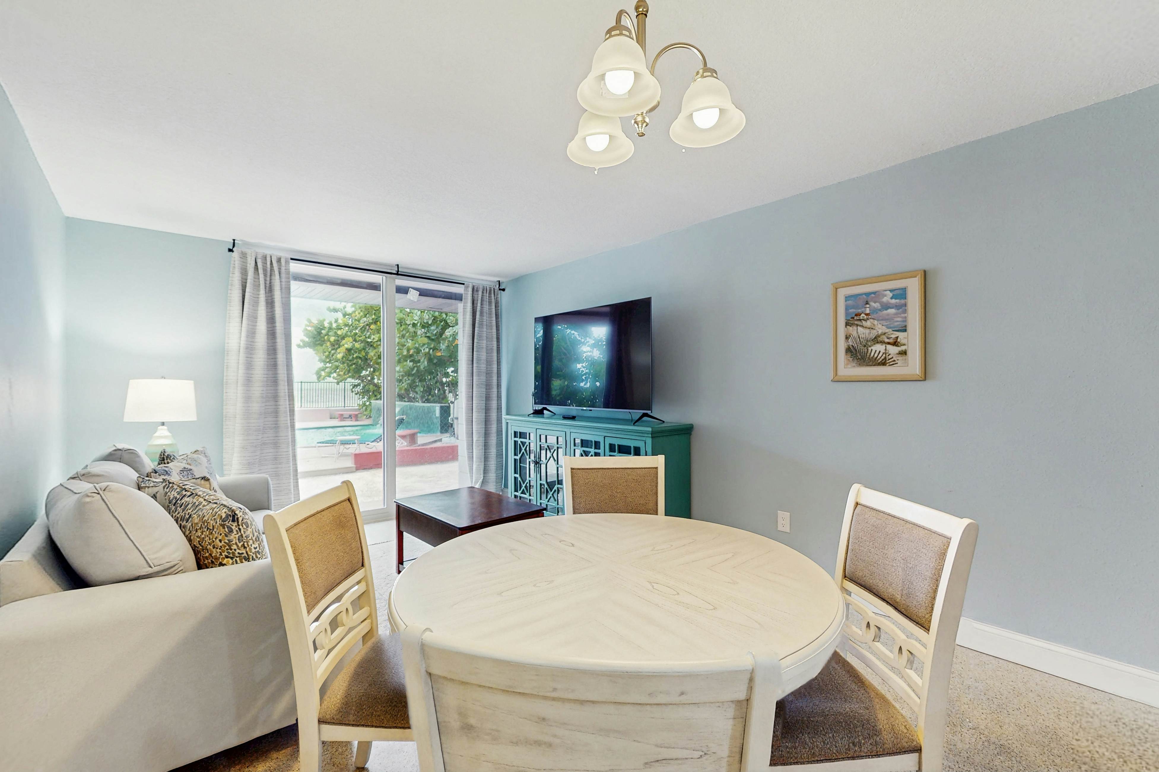 1st-floor, beachfront condo with outdoor pool with views, AC & W/D