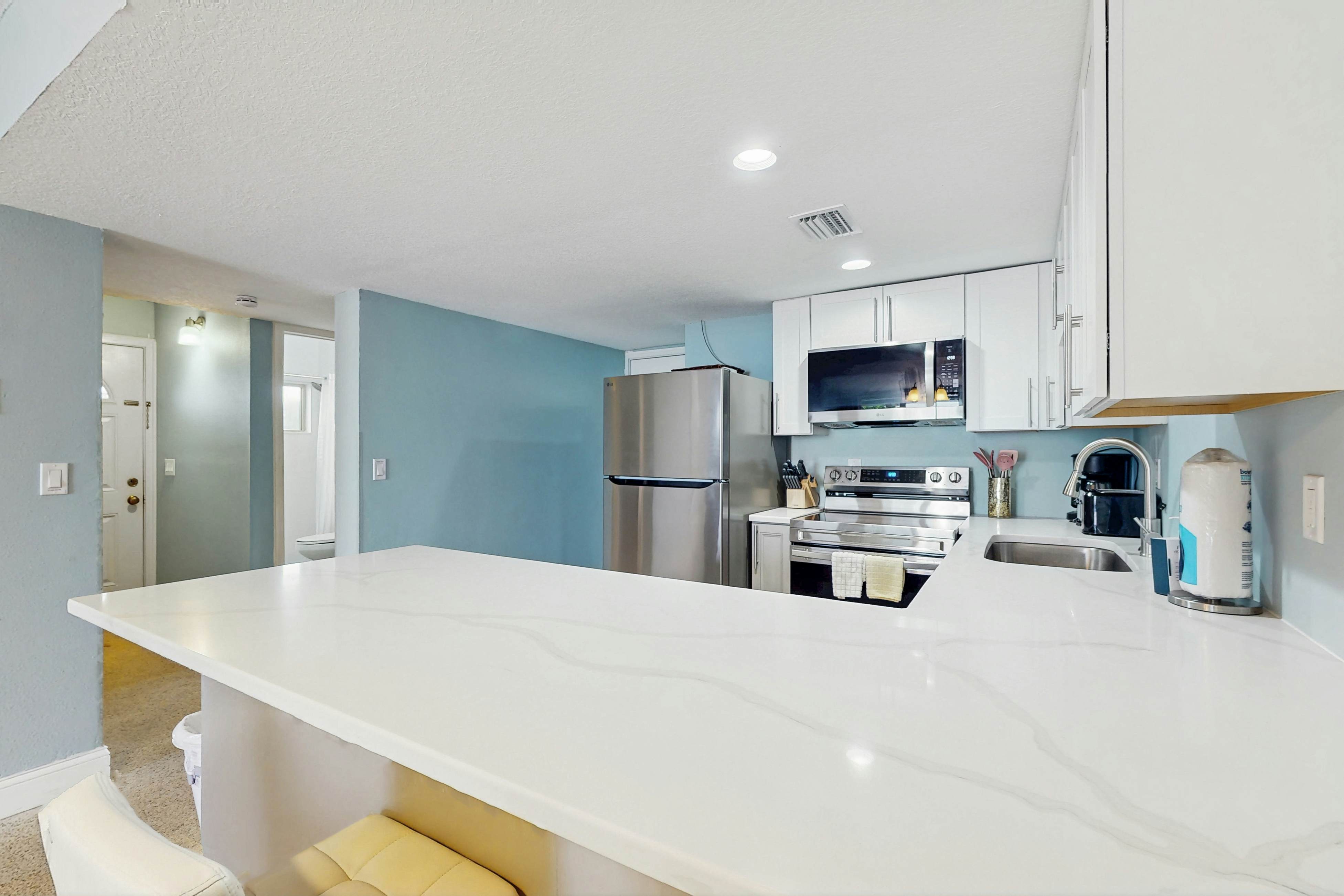 1st-floor, beachfront condo with outdoor pool with views, AC & W/D