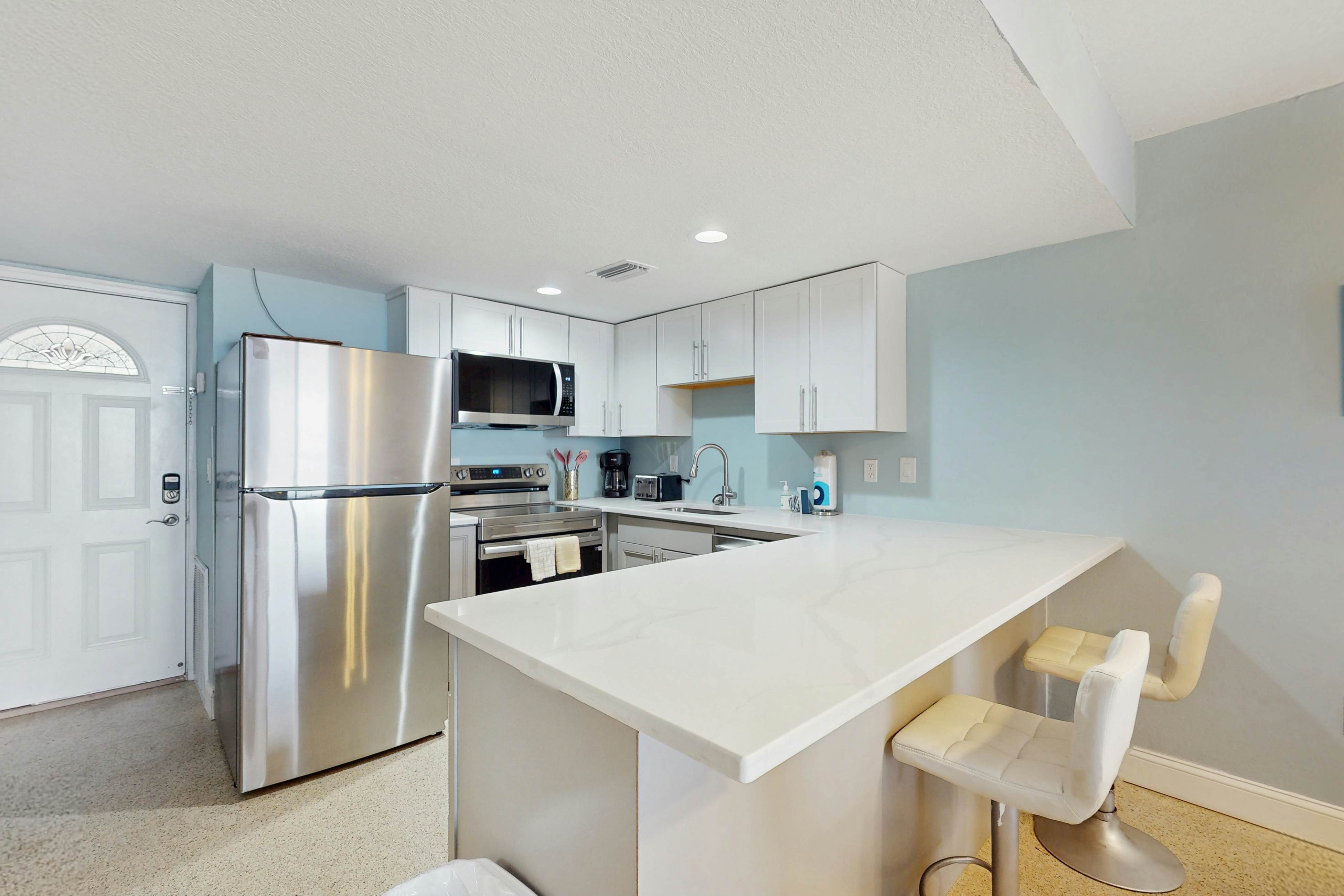 1st-floor, beachfront condo with outdoor pool with views, AC & W/D