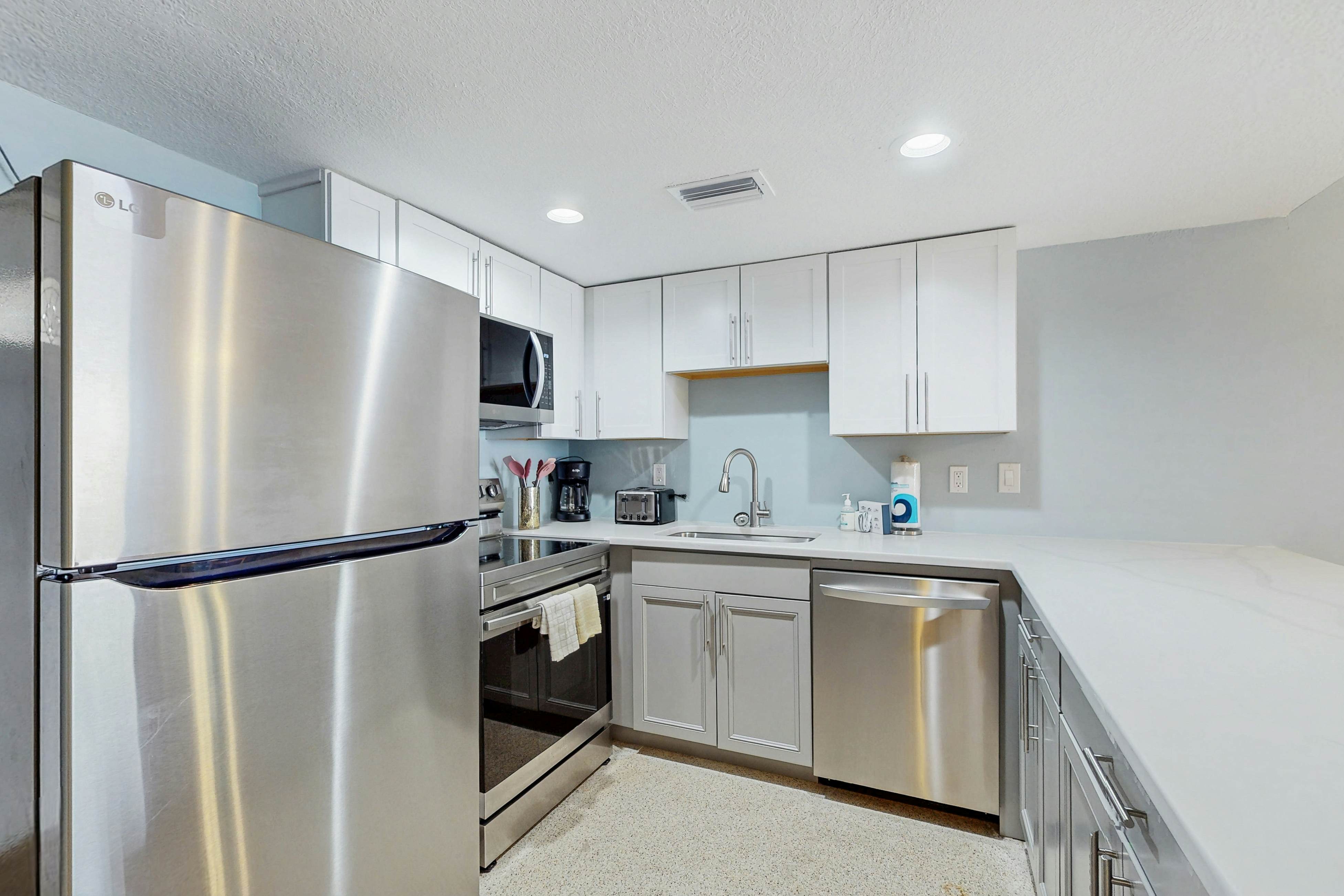 1st-floor, beachfront condo with outdoor pool with views, AC & W/D