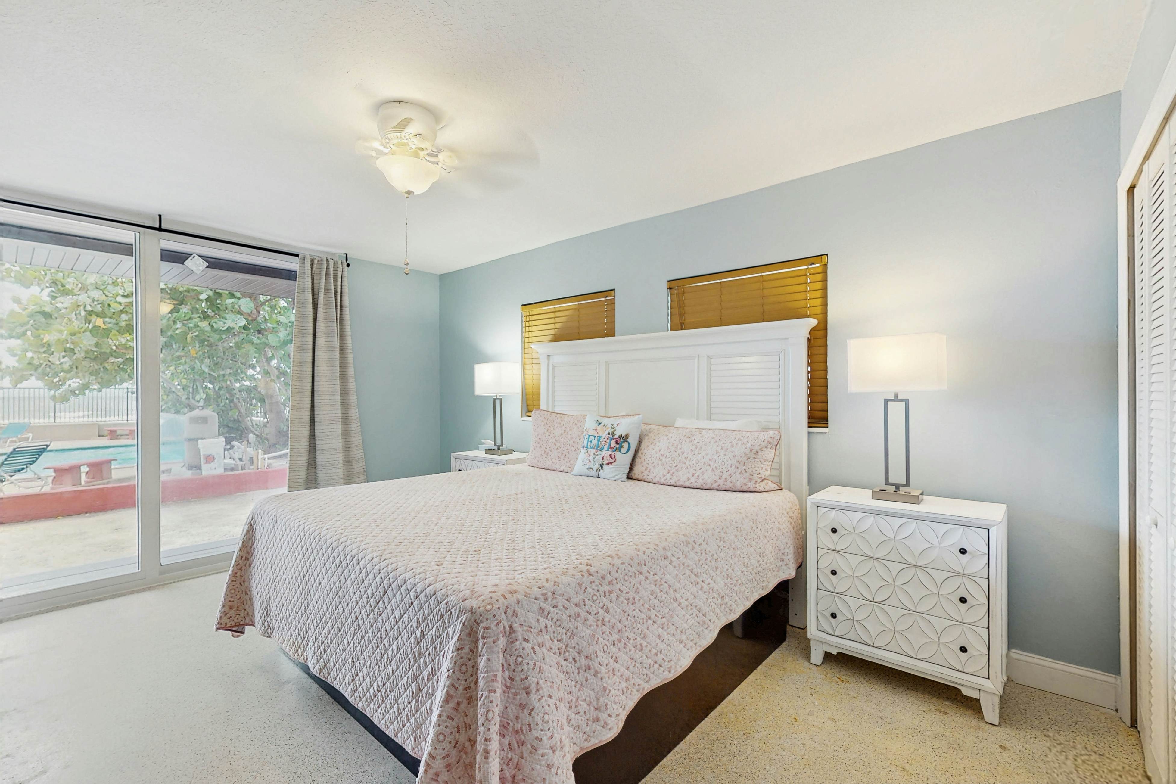 1st-floor, beachfront condo with outdoor pool with views, AC & W/D