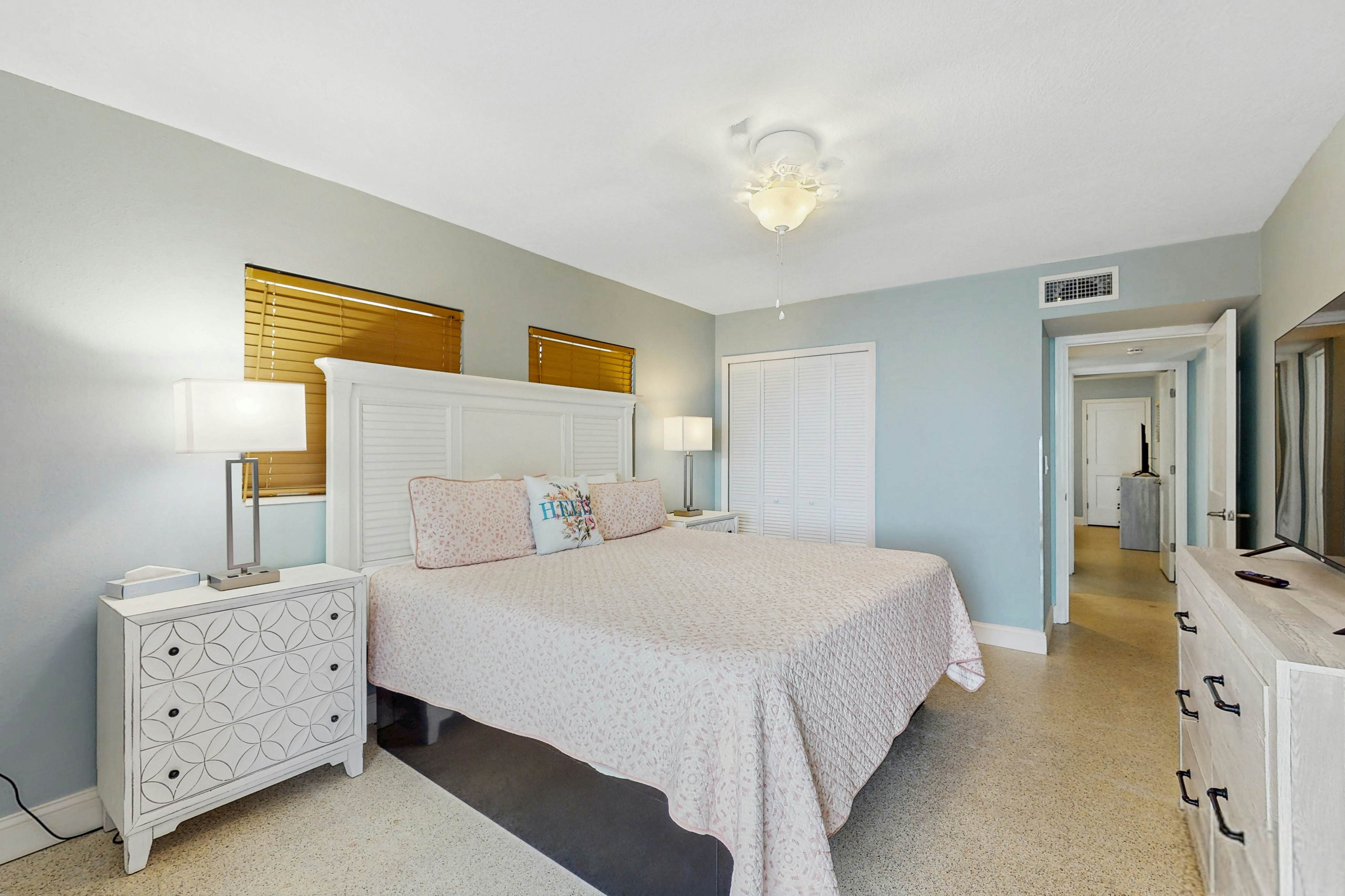 1st-floor, beachfront condo with outdoor pool with views, AC & W/D