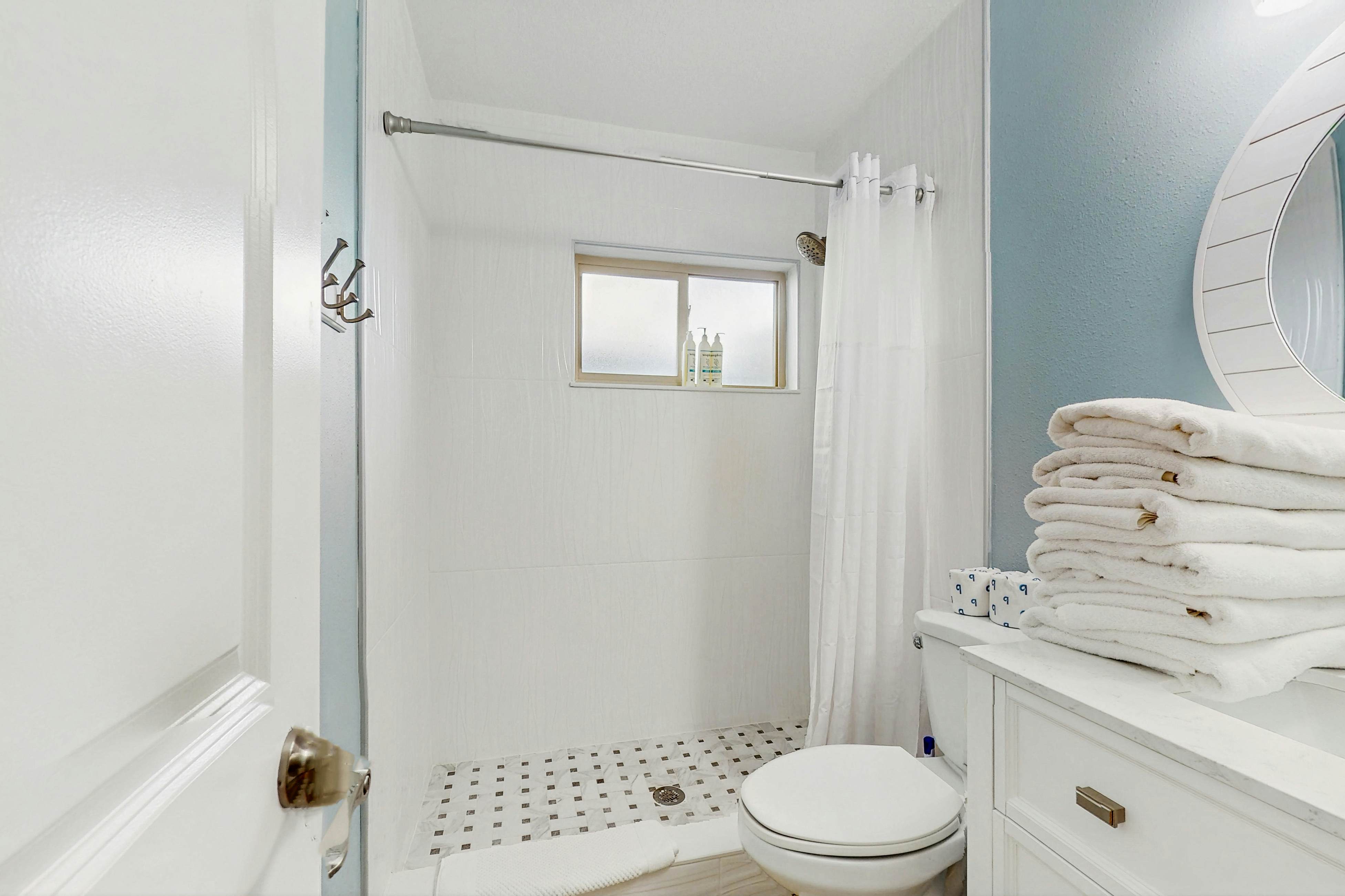 1st-floor, beachfront condo with outdoor pool with views, AC & W/D