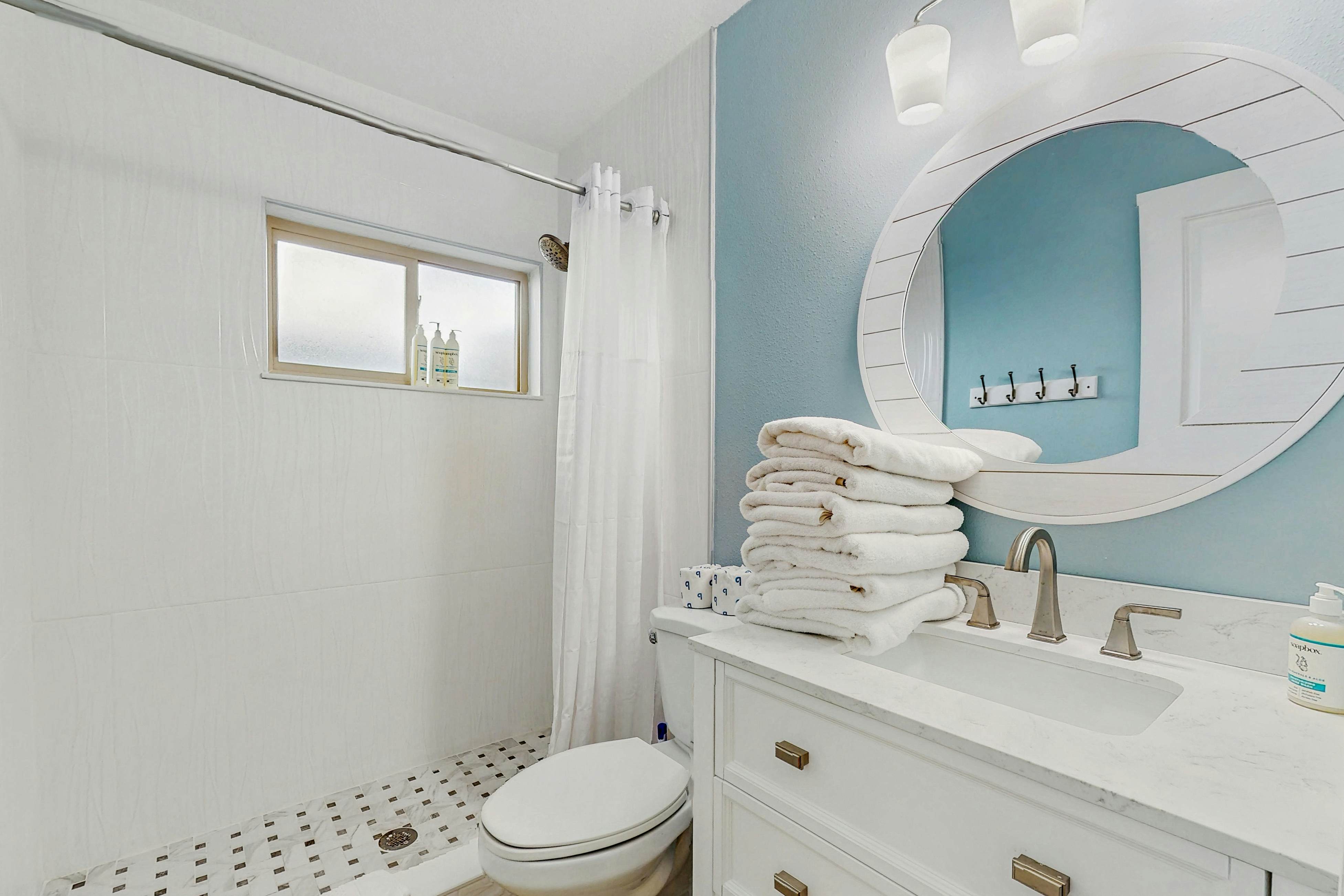 1st-floor, beachfront condo with outdoor pool with views, AC & W/D