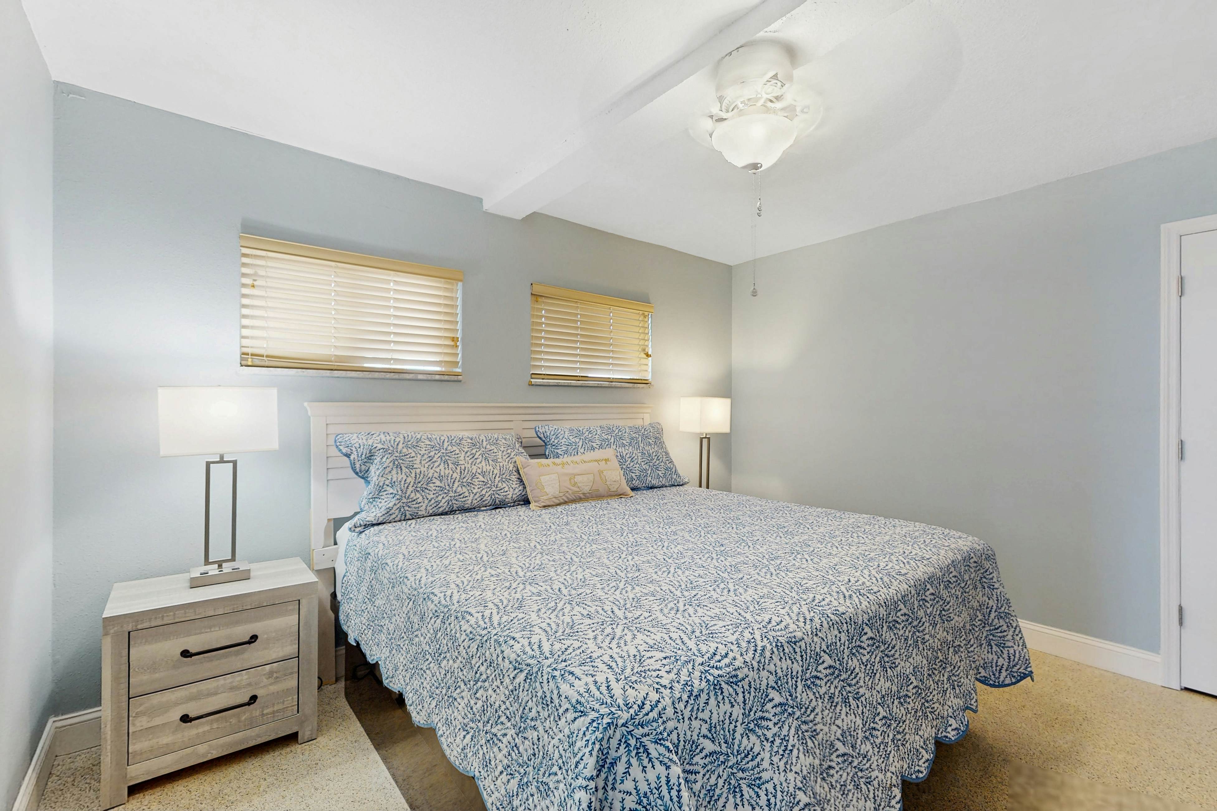 1st-floor, beachfront condo with outdoor pool with views, AC & W/D