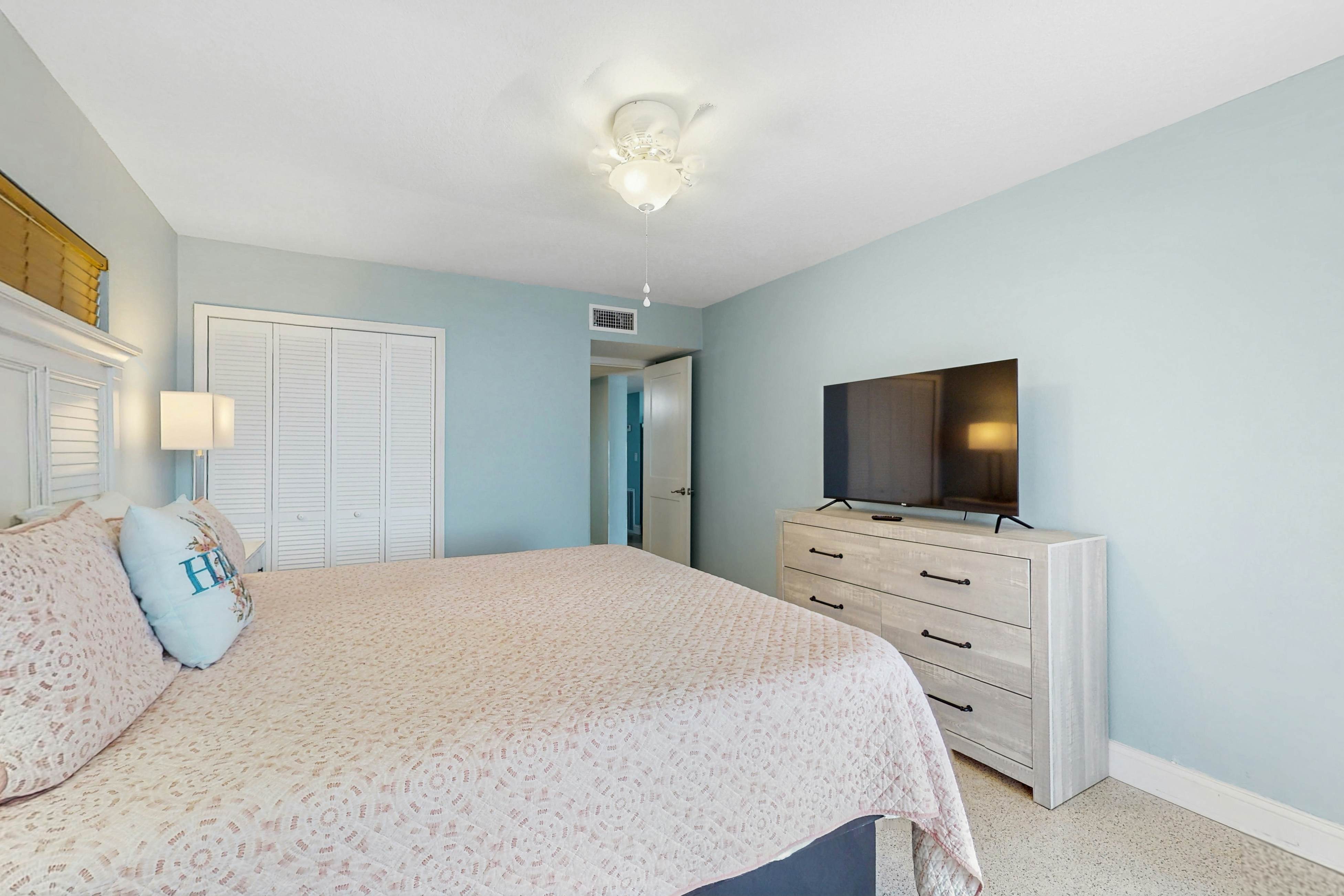 1st-floor, beachfront condo with outdoor pool with views, AC & W/D