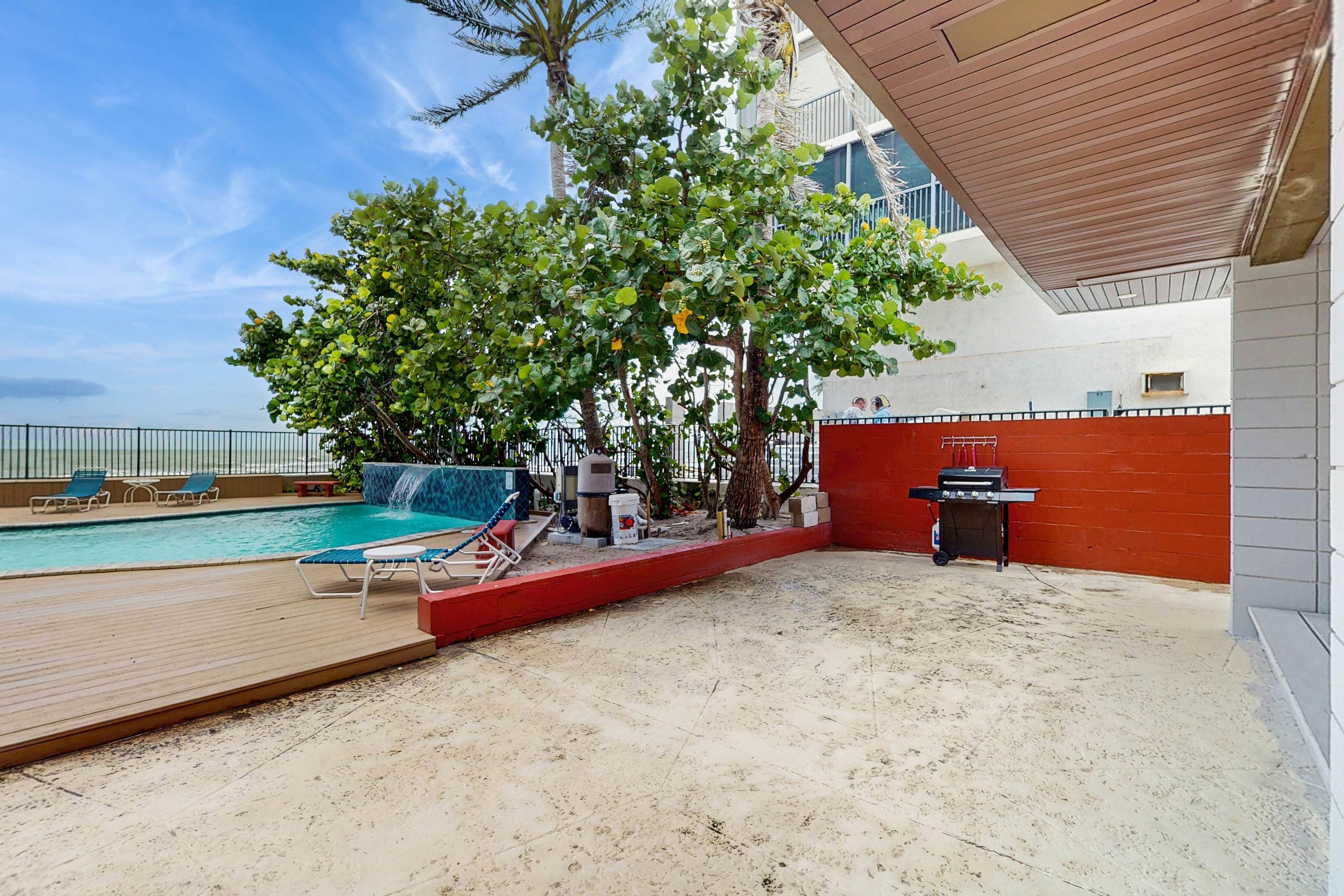 1st-floor, beachfront condo with outdoor pool with views, AC & W/D
