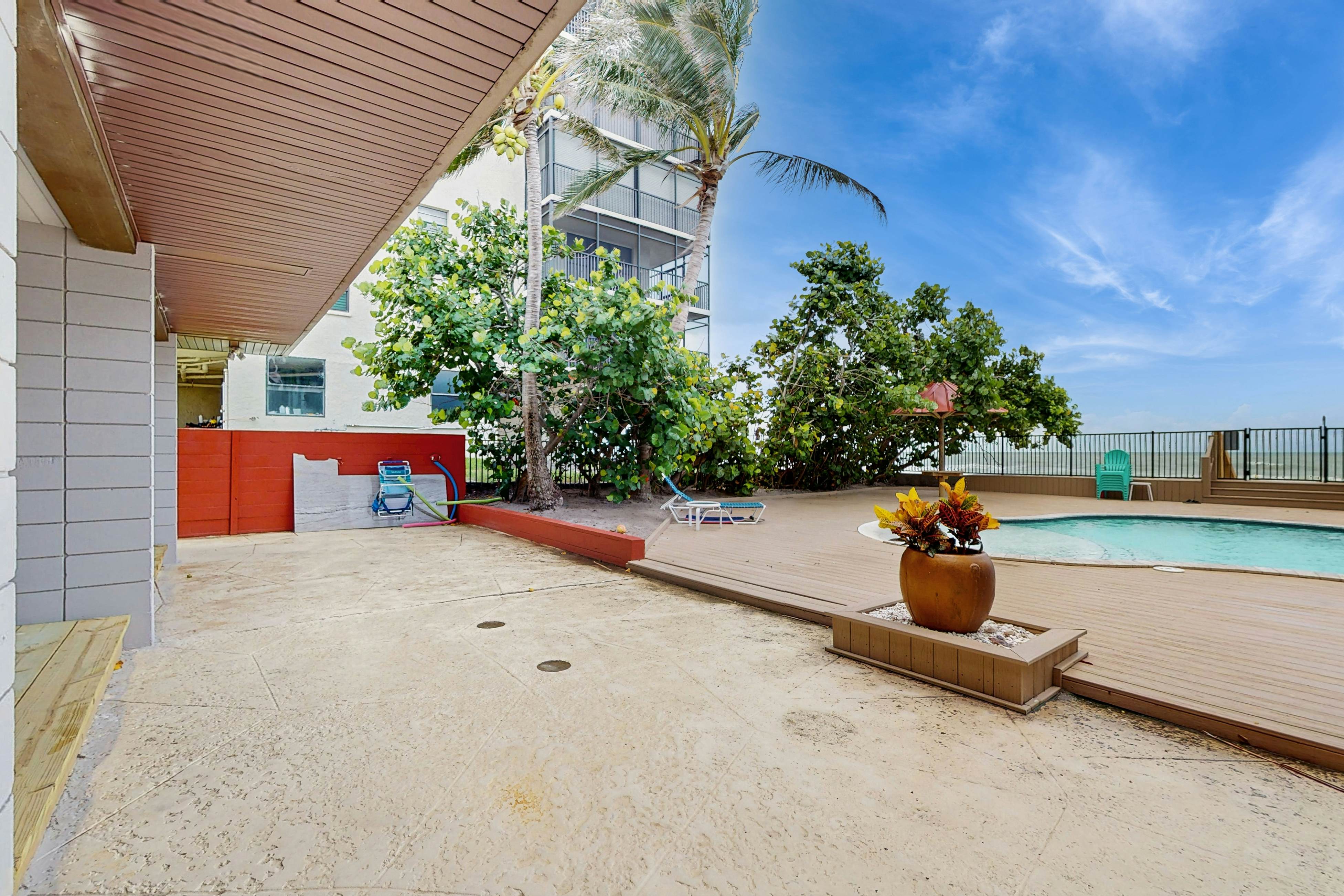 1st-floor, beachfront condo with outdoor pool with views, AC & W/D