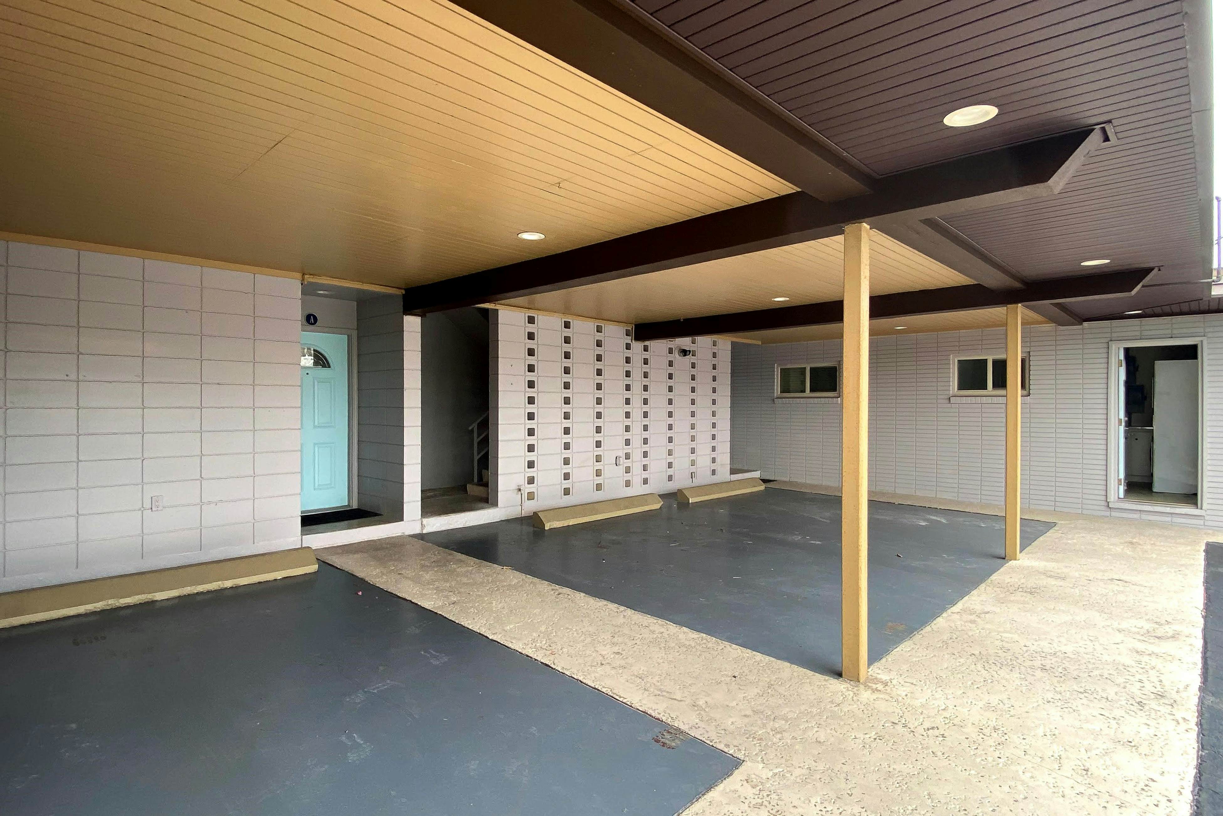 1st-floor, beachfront condo with outdoor pool with views, AC & W/D