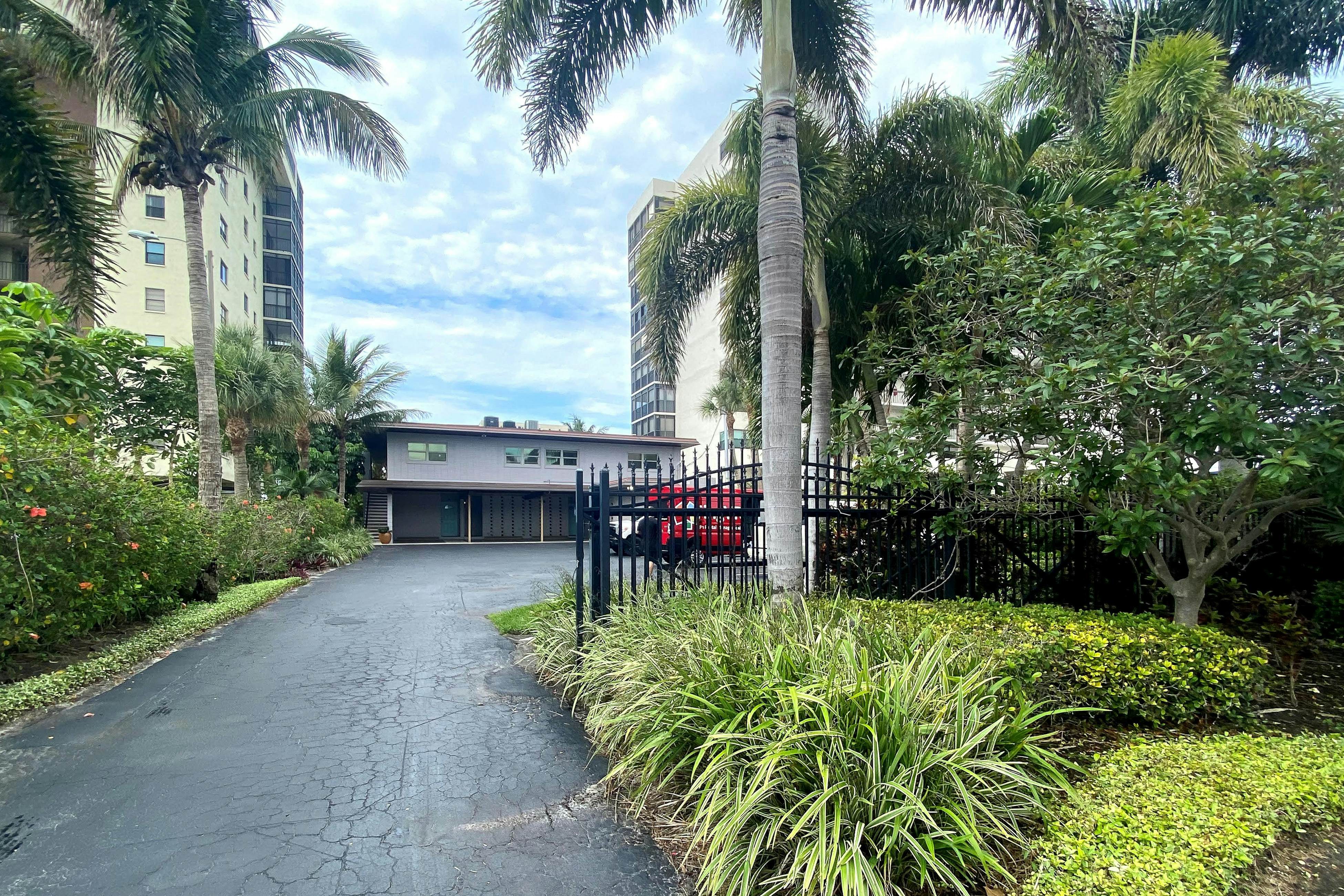 1st-floor, beachfront condo with outdoor pool with views, AC & W/D