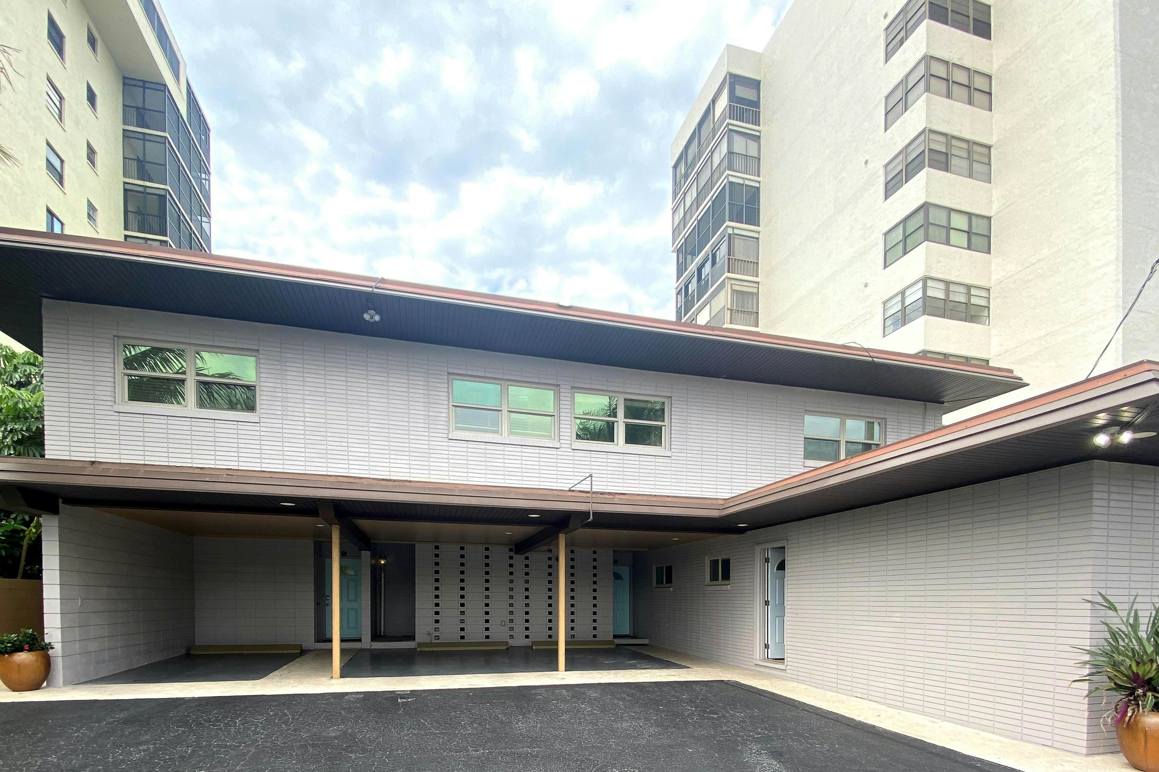 1st-floor, beachfront condo with outdoor pool with views, AC & W/D