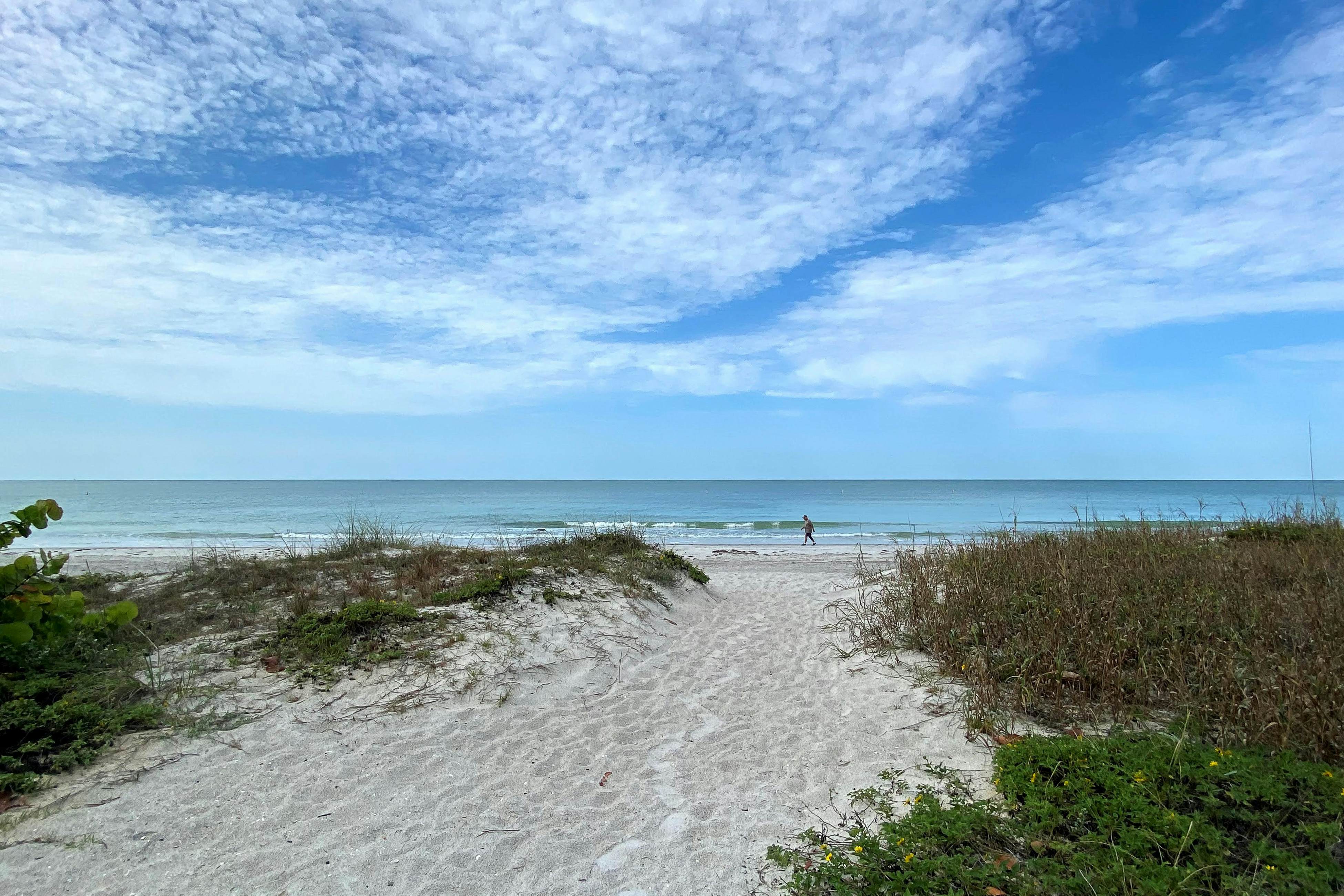 1st-floor, beachfront condo with outdoor pool with views, AC & W/D