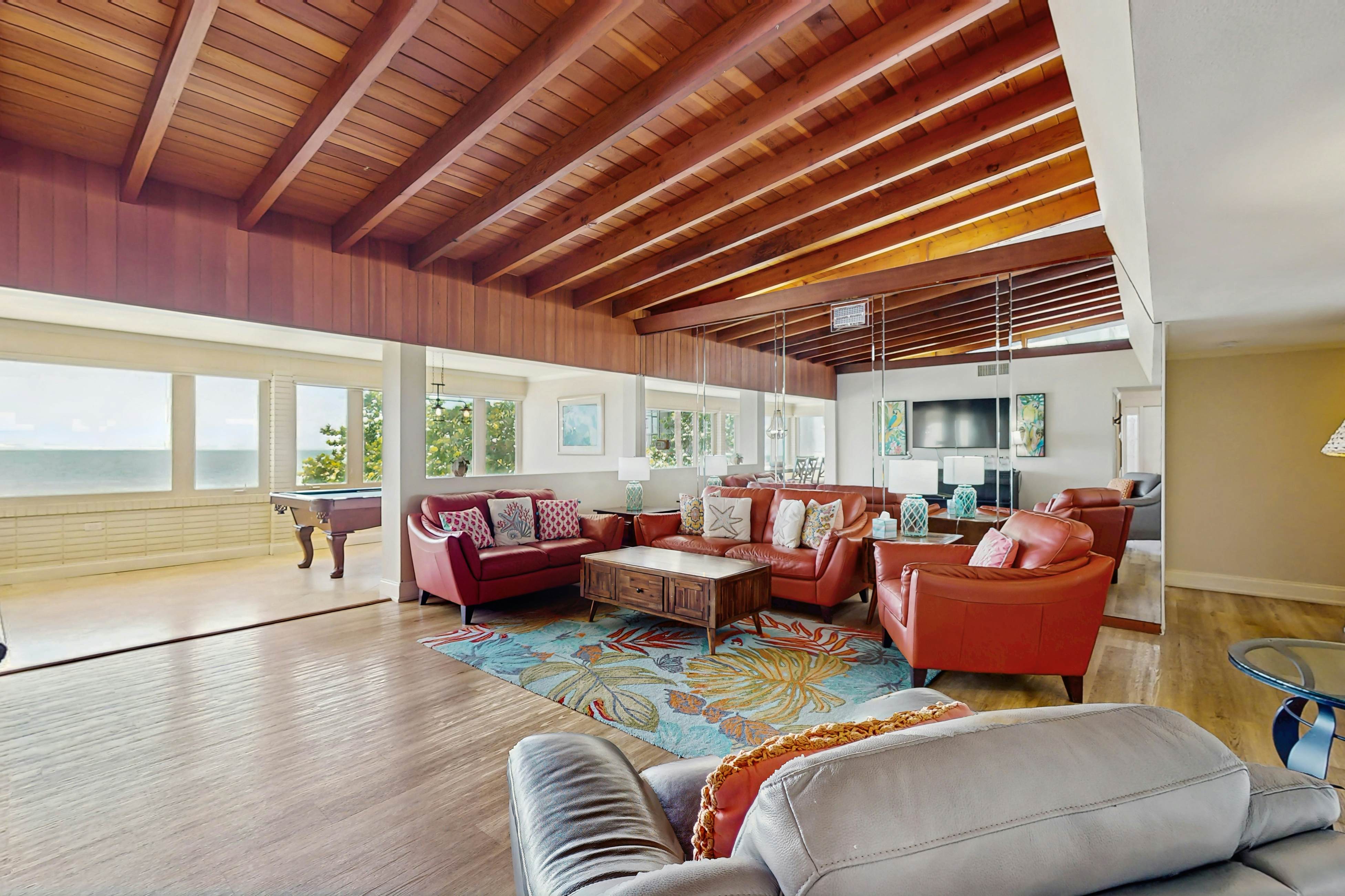 Beachfront penthouse with pool, great views & pool table