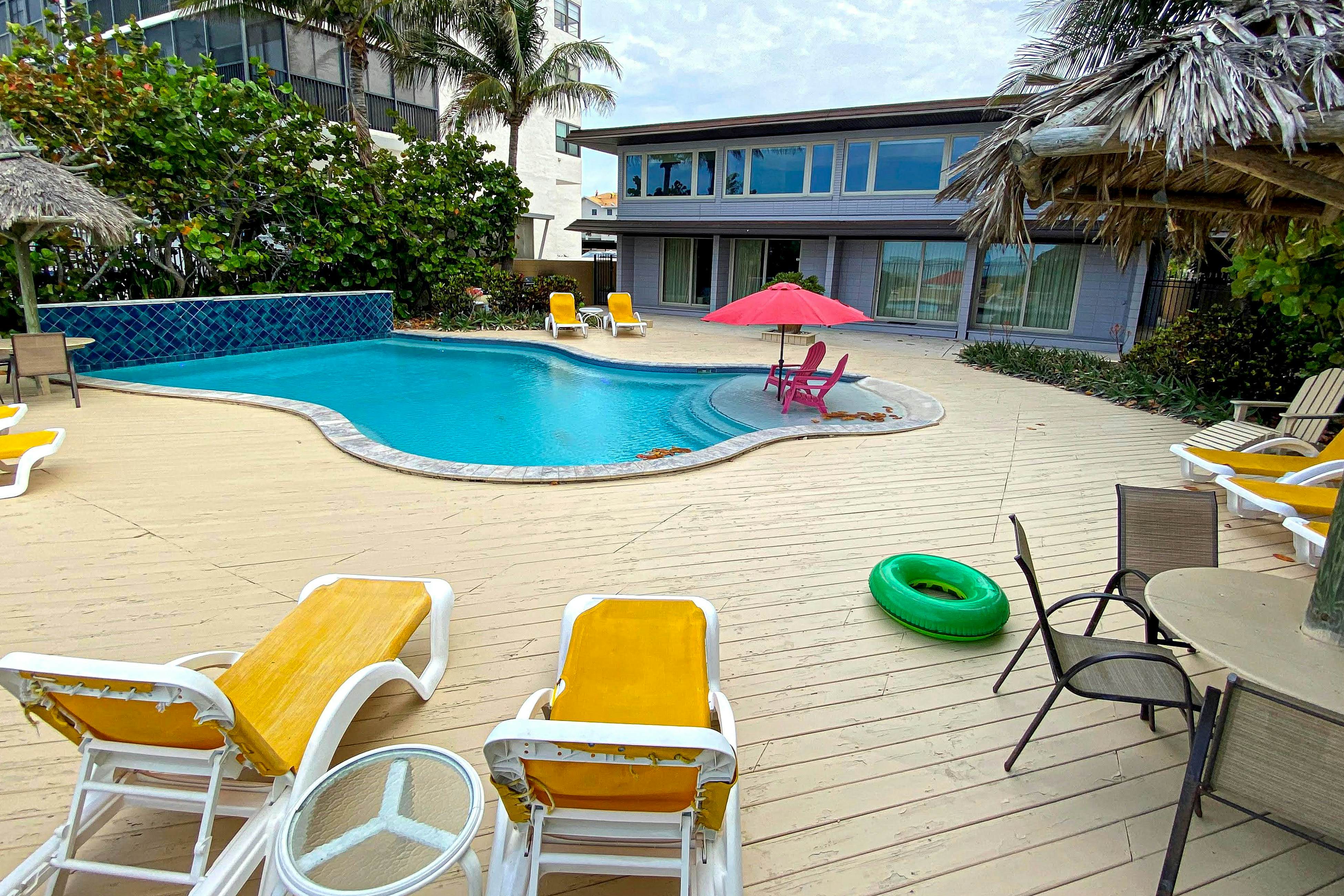 Beachfront penthouse with pool, great views & pool table