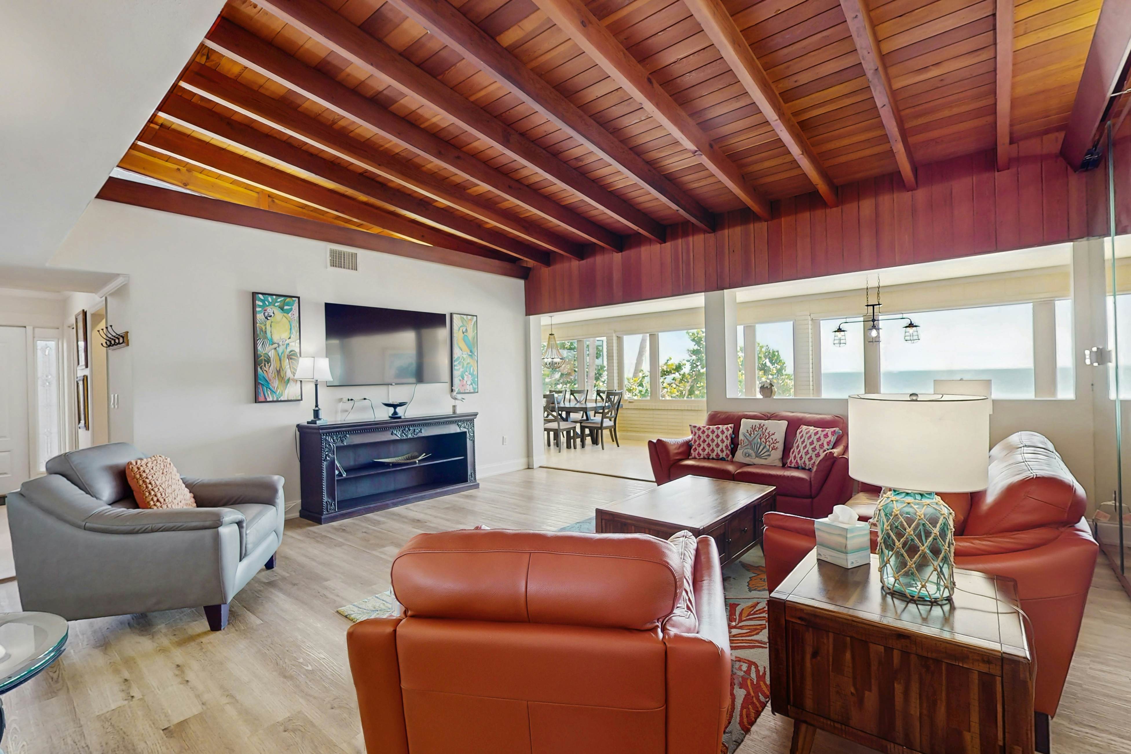 Beachfront penthouse with pool, great views & pool table