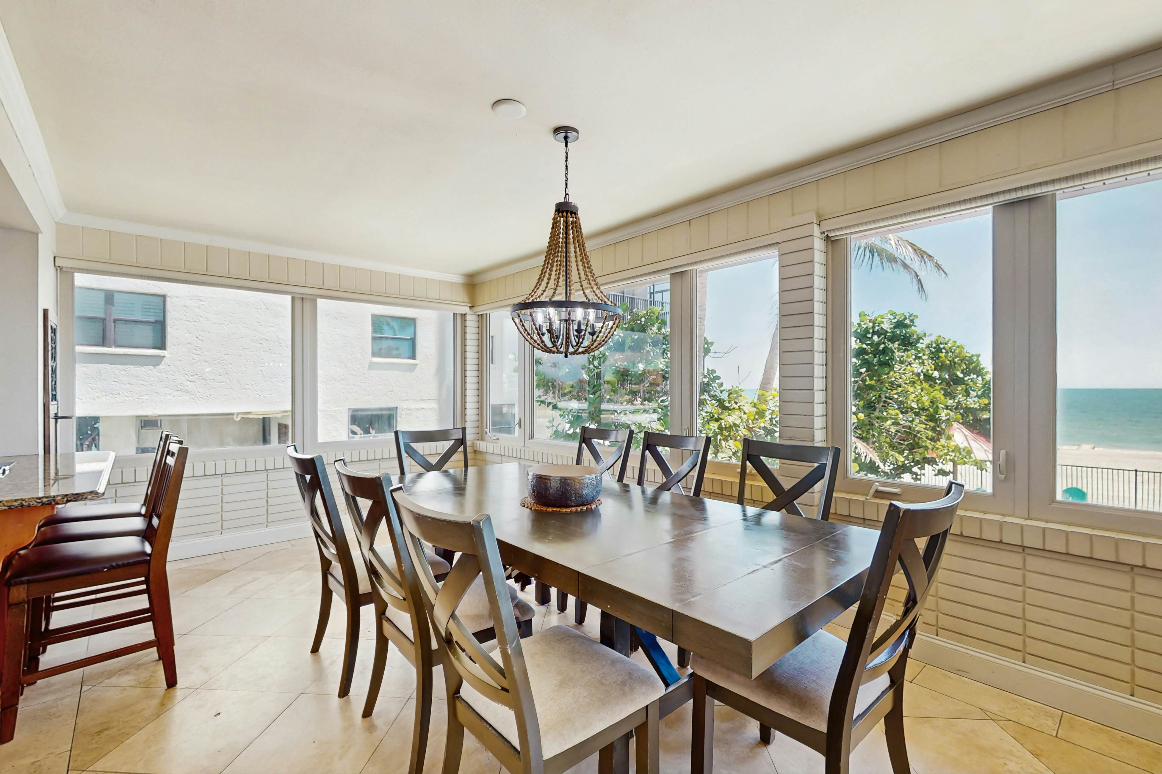 Beachfront penthouse with pool, great views & pool table