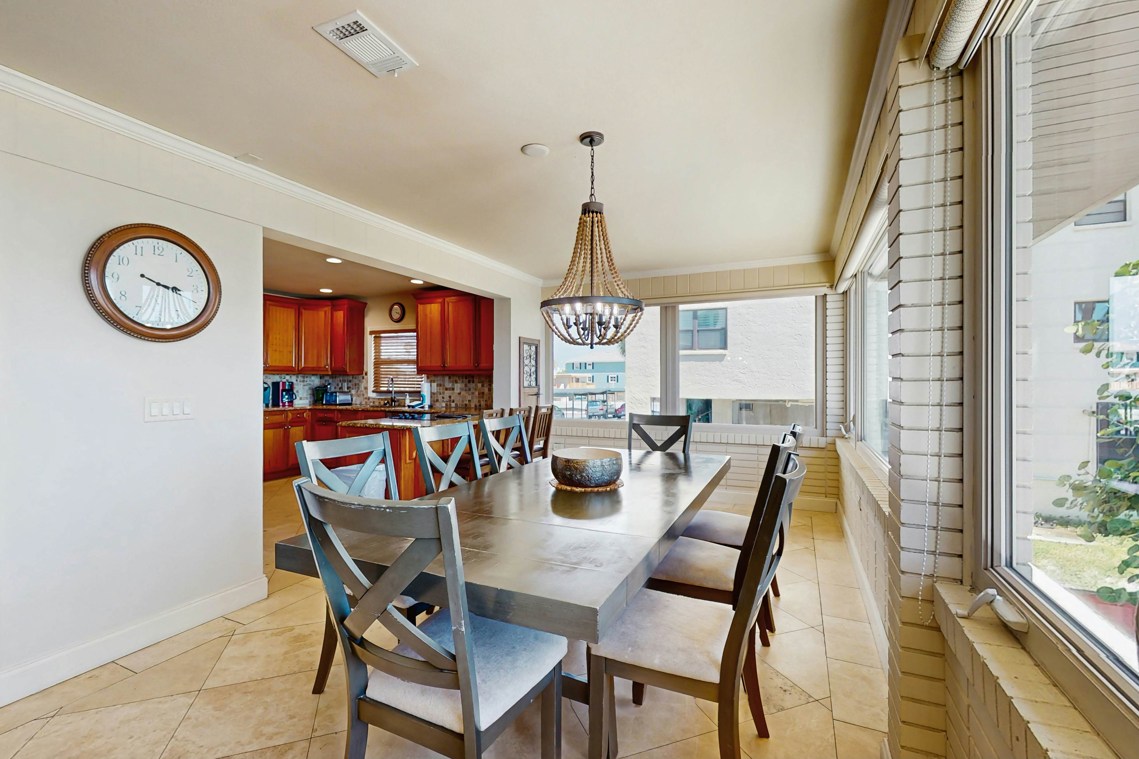 Beachfront penthouse with pool, great views & pool table