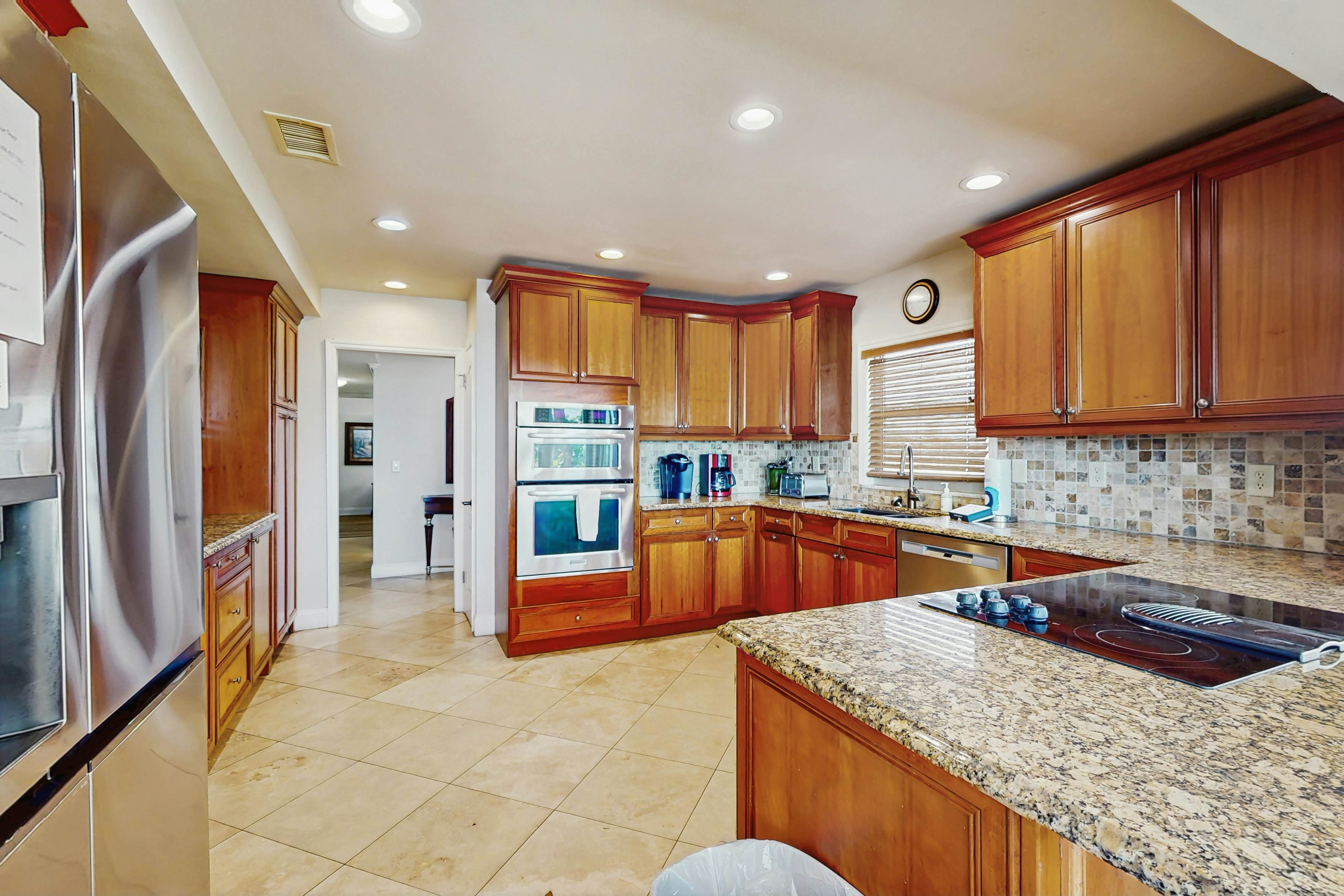 Beachfront penthouse with pool, great views & pool table